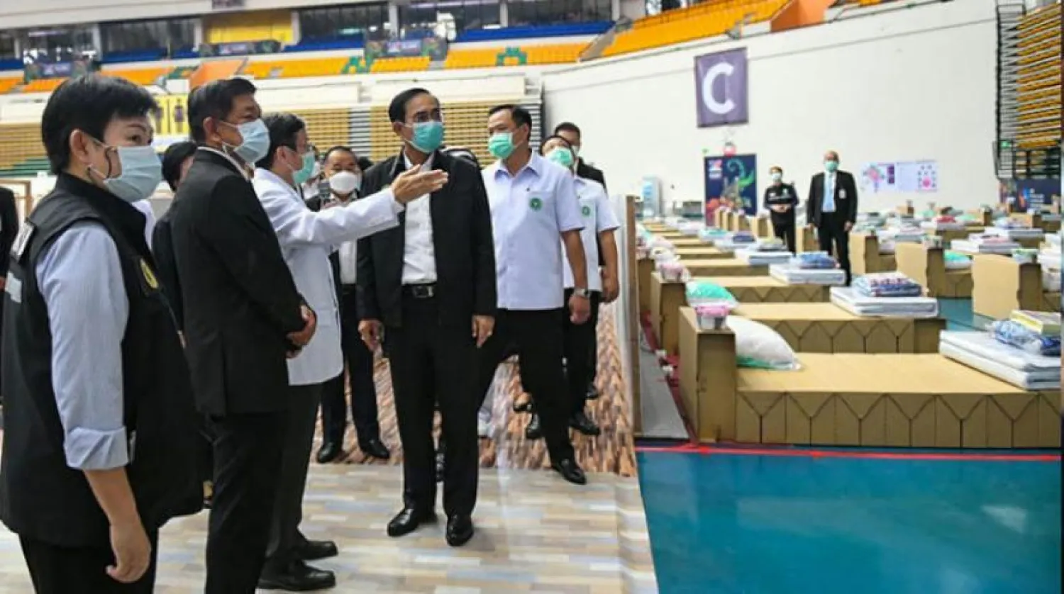 Tayland Başbakanı dün Kovid-19 hastaları için kurulan sahra hastanesini ziyaret ederken (AFP)