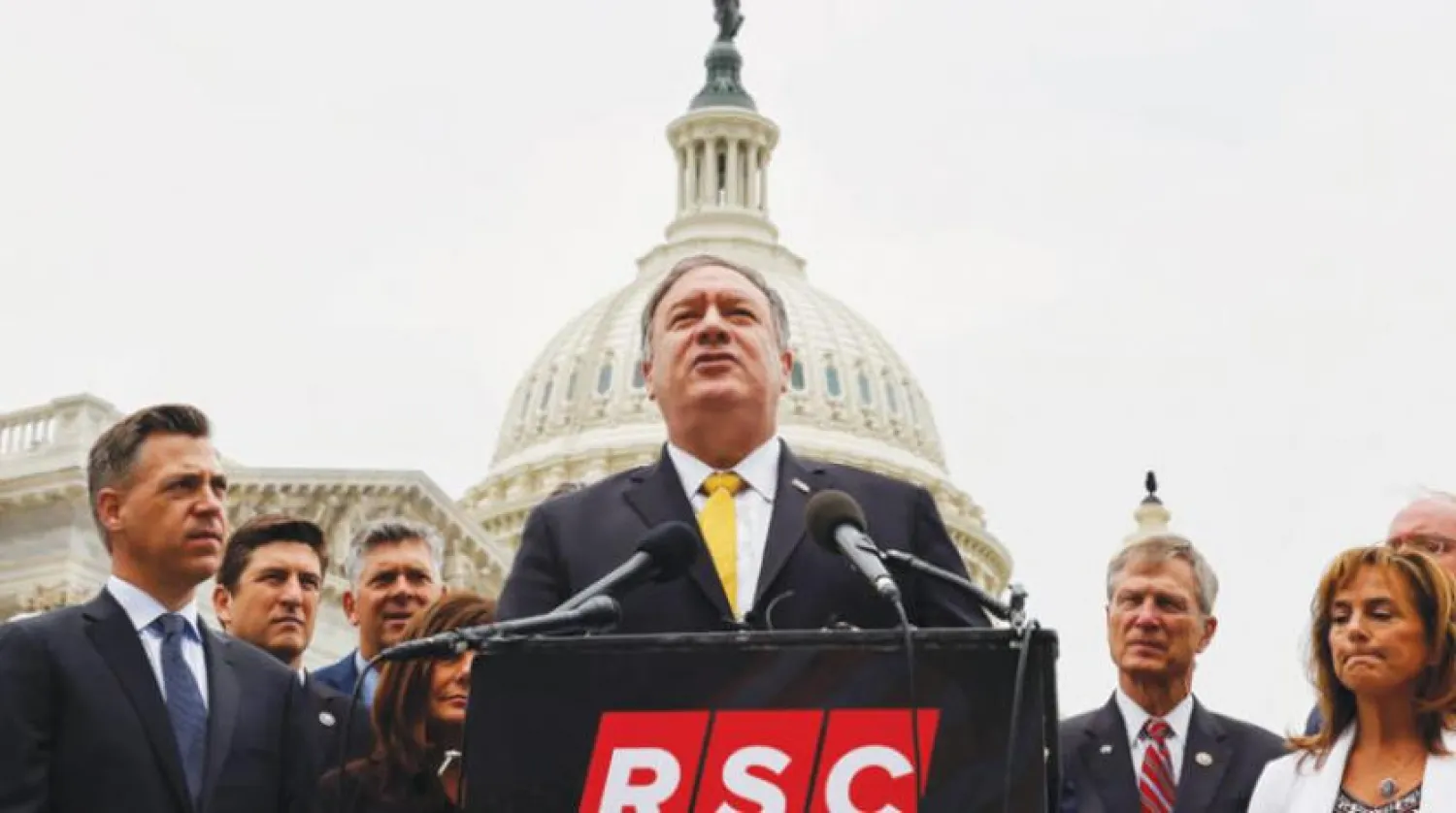 ABD’nin eski Dışişleri Bakanı Mike Pompeo dün Meclis binası önünde Cumhuriyetçi temsilcilerle birlikte basın mensuplarına açıklamalarda bulundu (Reuters)