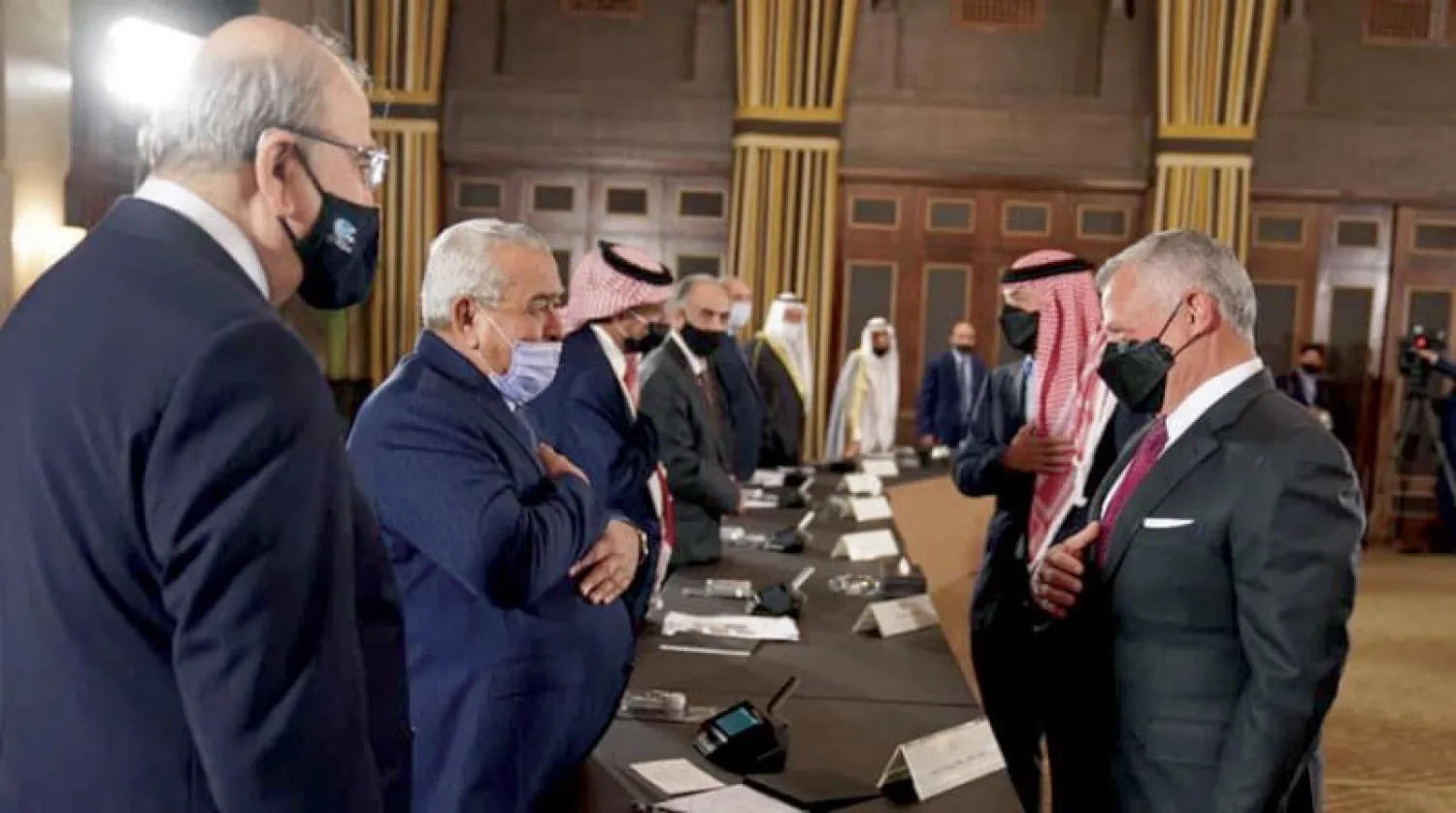 الملك عبد الله الثاني يلتقي وجهاء عشائر بحضور رئيسي الوزراء السابقين عبد الرؤوف الروابدة وطاهر المصري (الديوان الملكي)