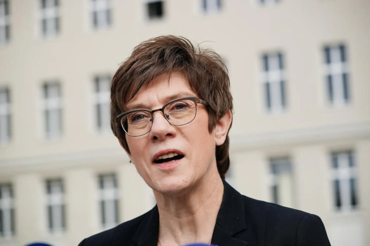 وزيرة الدفاع الألمانية أنيجريت كرامب خلال الإعلان عن انسحاب القوات الألمانية من أفغانستان (د.ب.أ)