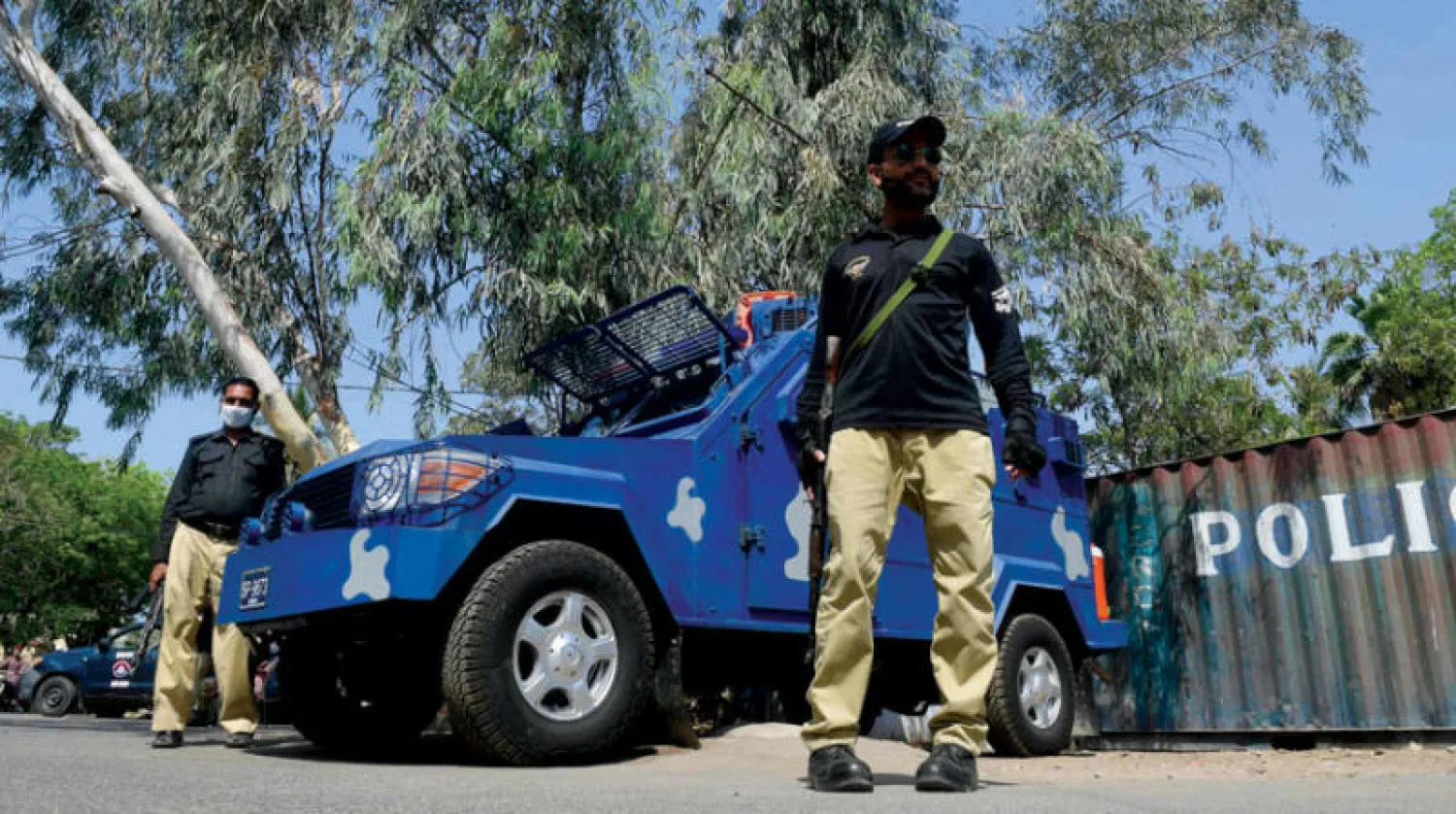 استنفار أمني في العاصمة إسلام آباد أمس ضد المتطرفين من جماعة «حركة لبيك باكستان» المحظورة رسمياً (أ.ف.ب)