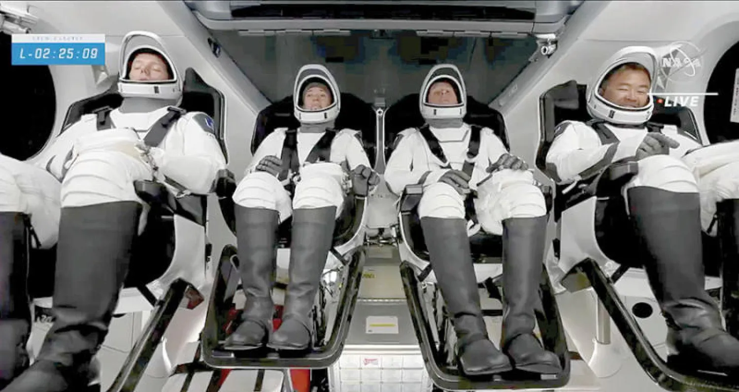 رواد الفضاء ينتظرون الإقلاع داخل سفينة الفضاء «دراغون» (رويترز)