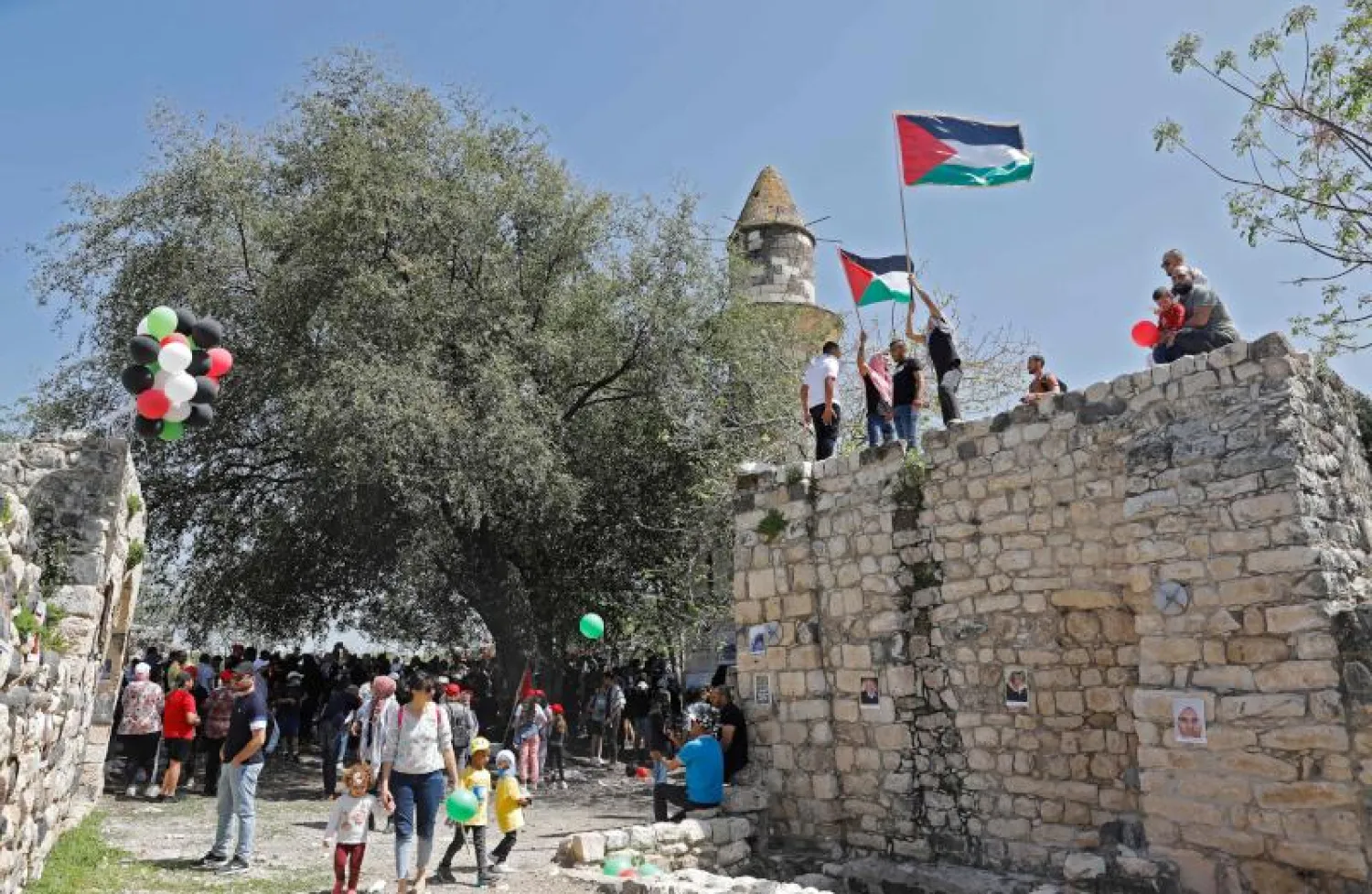 عرب مقيمون في إسرائيل يطالبون بحق عودة اللاجئين الفلسطينيين لبلادهم (أ.ف.ب)