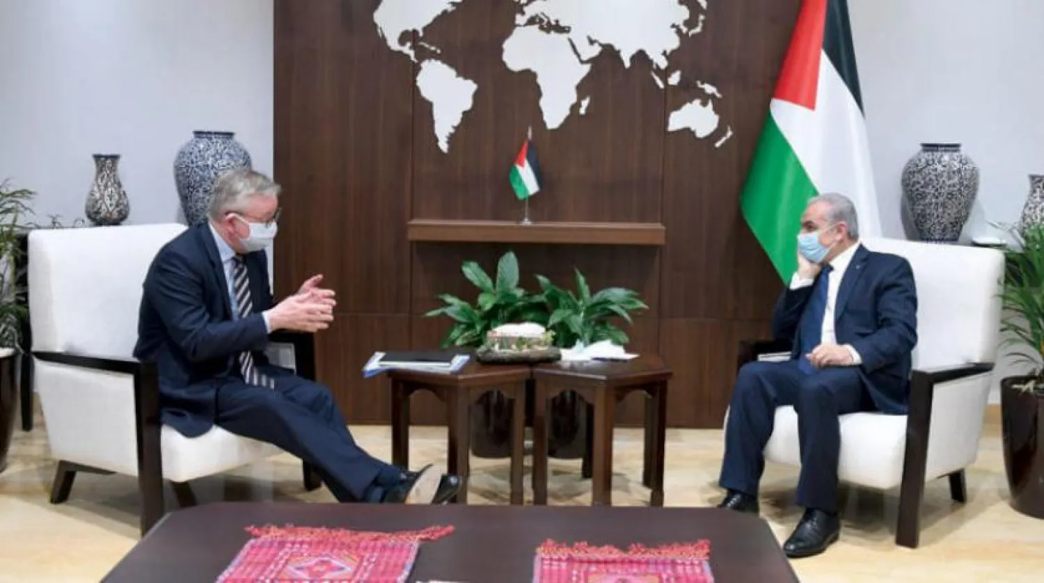 Filistin Başbakanı dün Ramallah'ta İngiltere’de kabine işlerinden sorumlu Bakan Michael Gove ile bir araya geldi. (WAFA)