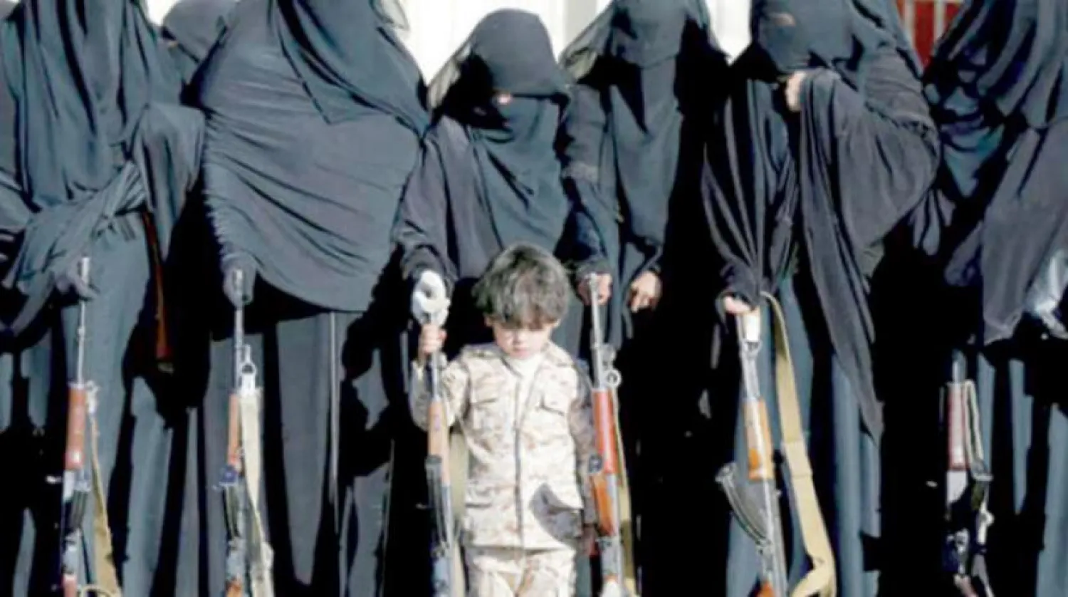 Sana'da Yemenli bir çocuk ve silahlı bir geçit törenindeki Husi kadın milisler (Reuters)