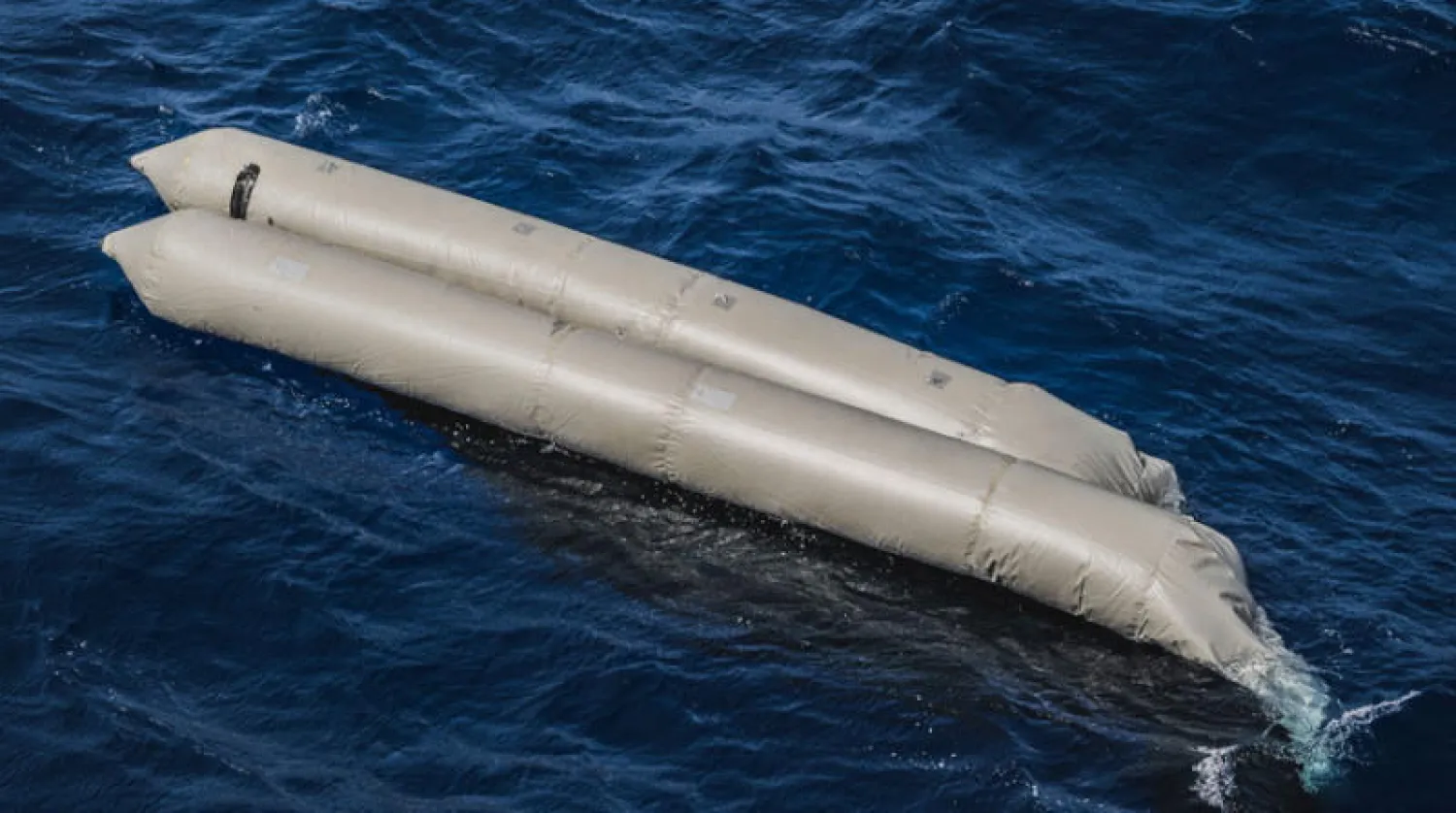 حطام قارب مطاطي كان يقل ما لا يقل عن 100 مهاجر شمال شرقي العاصمة الليبية أول من أمس (أ.ب)