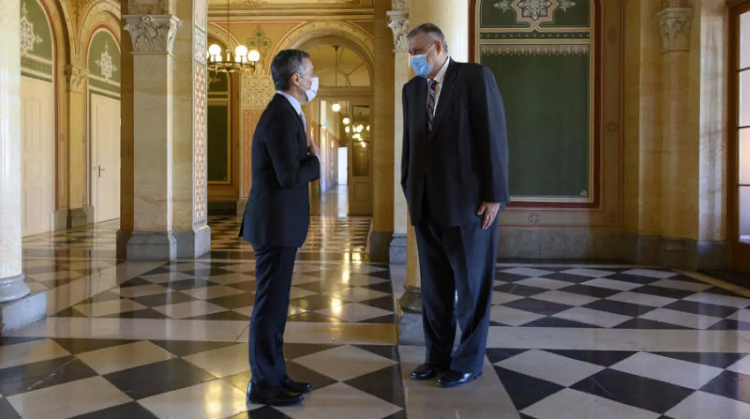 وزير خارجية سويسرا إيغنازيو كاسيس (يسار) مرحباً بالمبعوث الأممي لليبيا يان كوبيش في بيرن أول من أمس (إ.ب.أ)