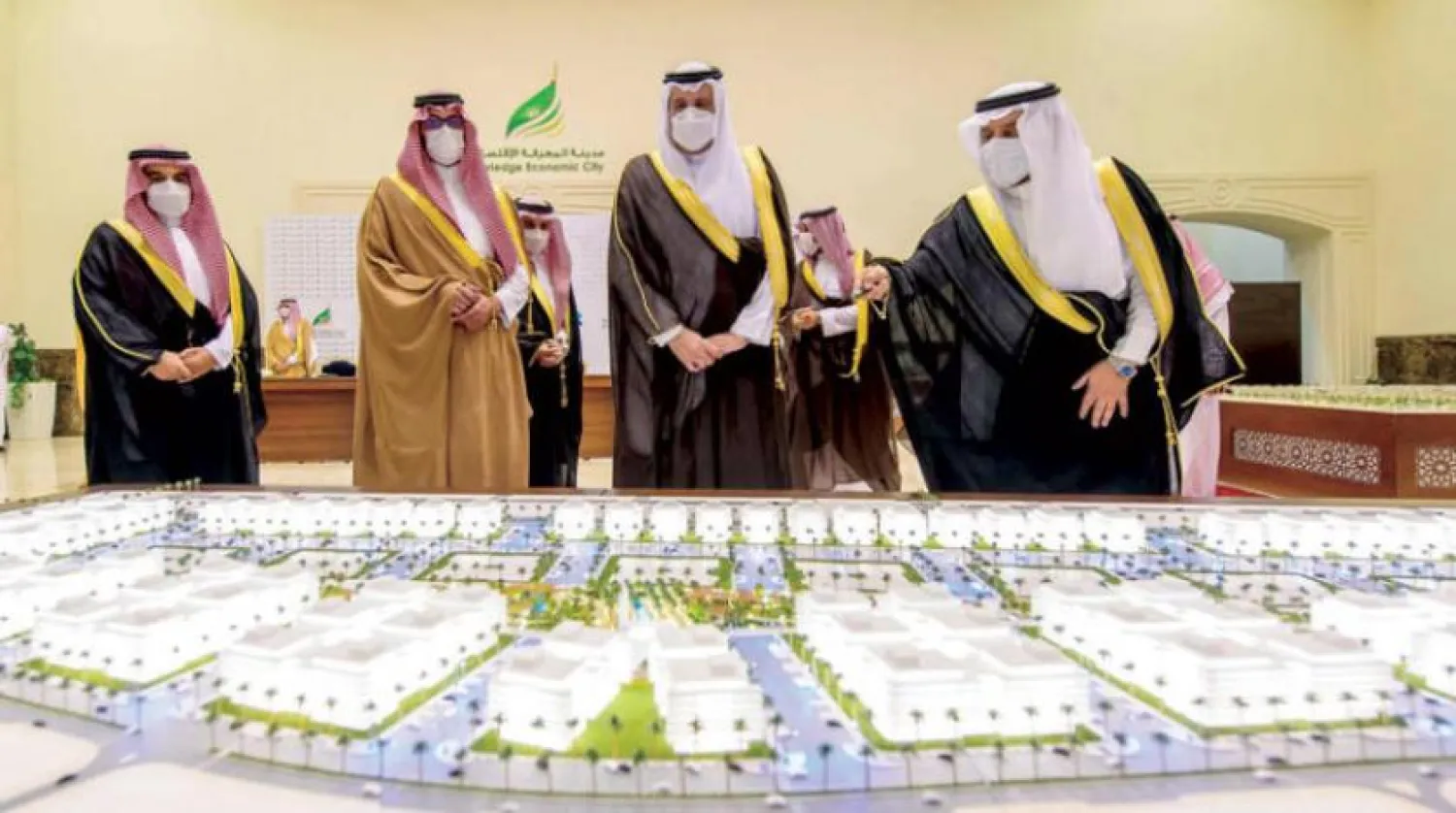 Prince Faisal bin Salman reviews the models of the mega projects expected in Madinah. (Asharq Al-Awsat)