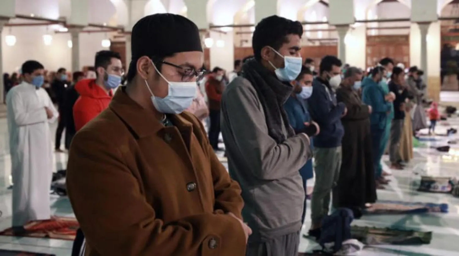 Mısır’daki el-Ezher Camii’nde teravih namazı eda edilirken. (EPA)