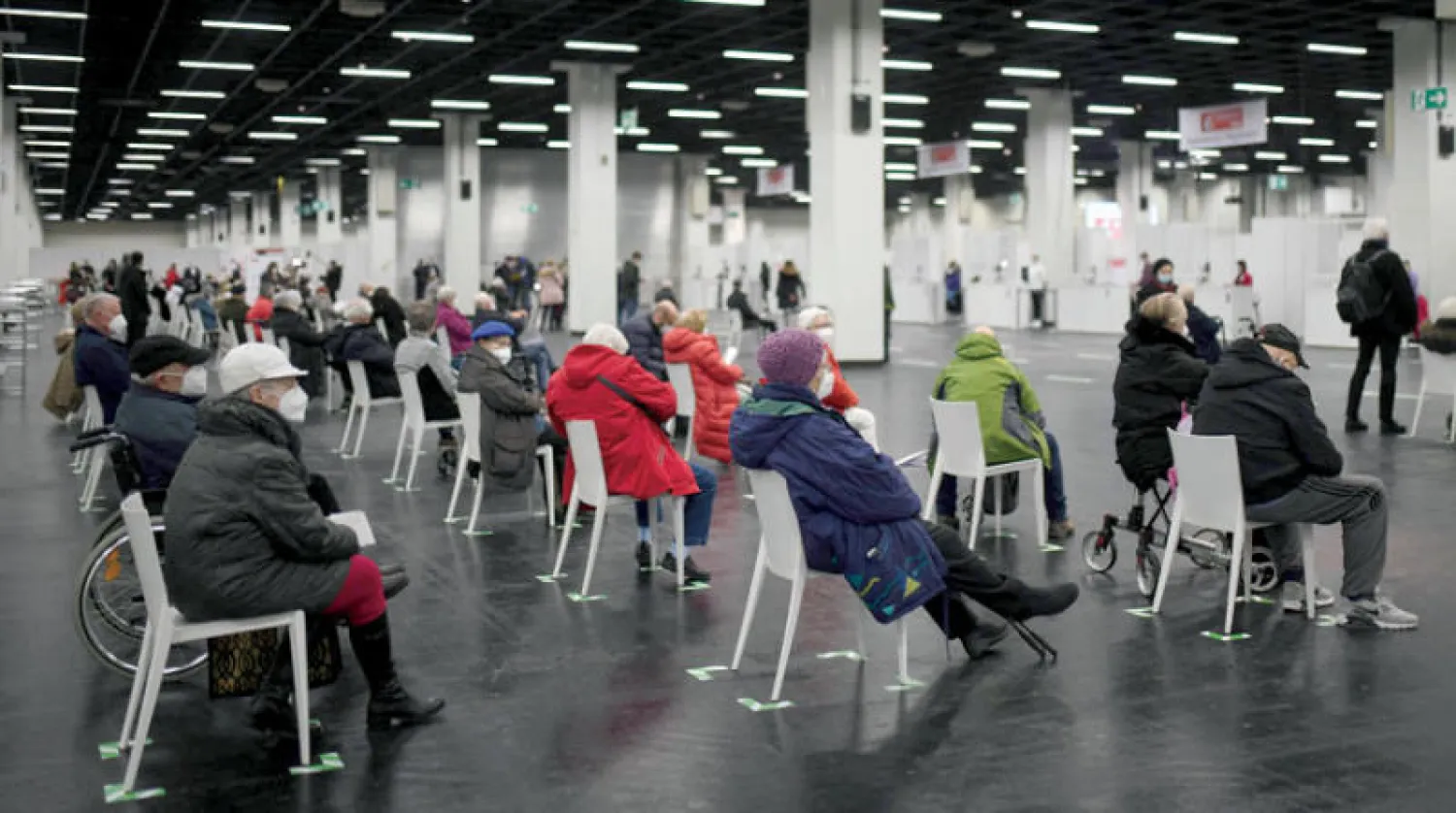 مركز تطعيم ضد «كورونا» في كولون بألمانيا (أ.ف.ب)