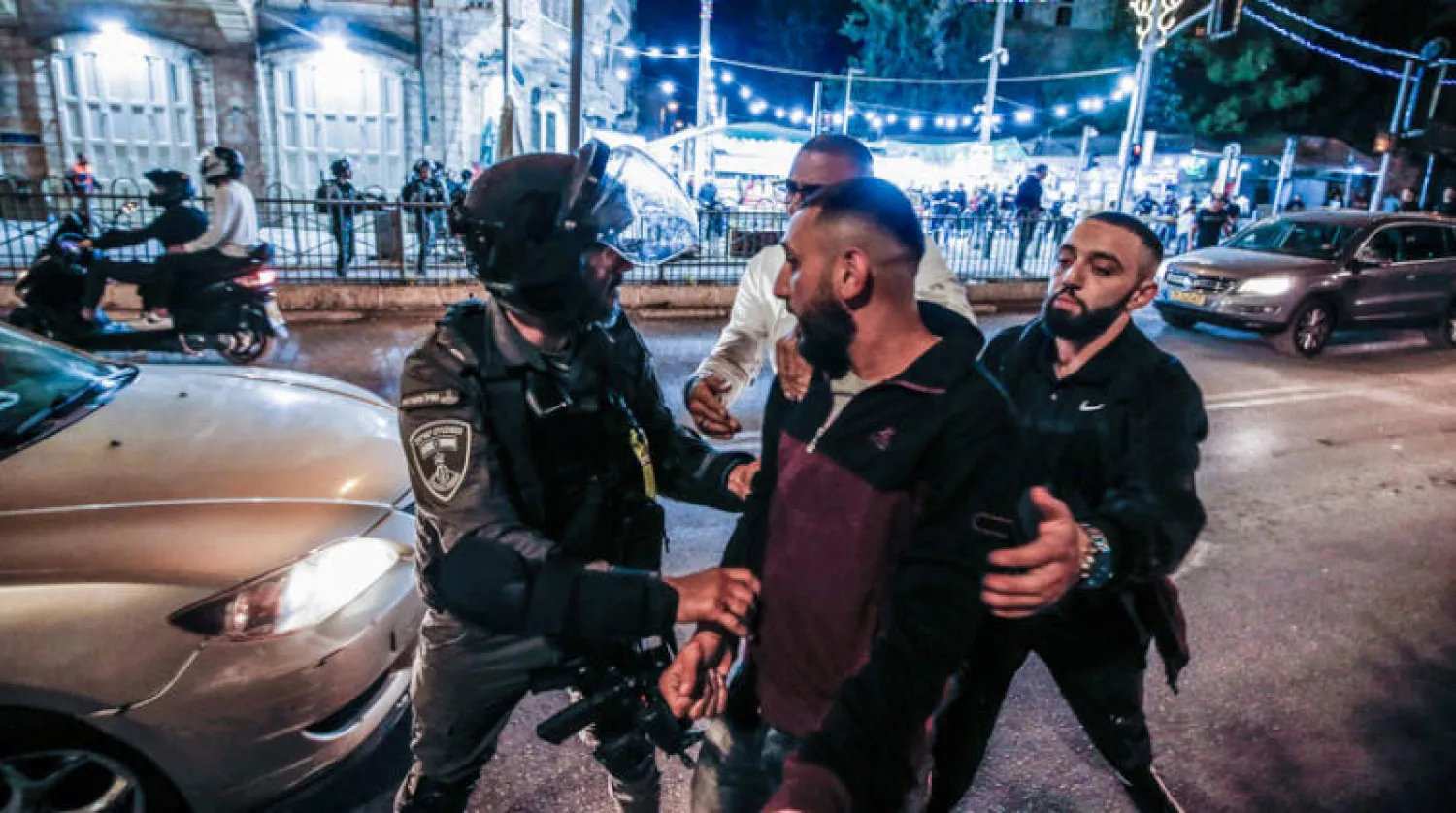 الشرطة الاسرائيلية تعتقل فلسطينياً خلال مواجهات في القدس أول من  أمس (د.ب.أ)
