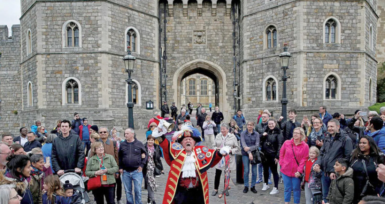 المنادي توني أبلتون يعلن ميلاد ابن للأمير هاري وزوجته ميغان في عام 2019 (أ.ف.ب)