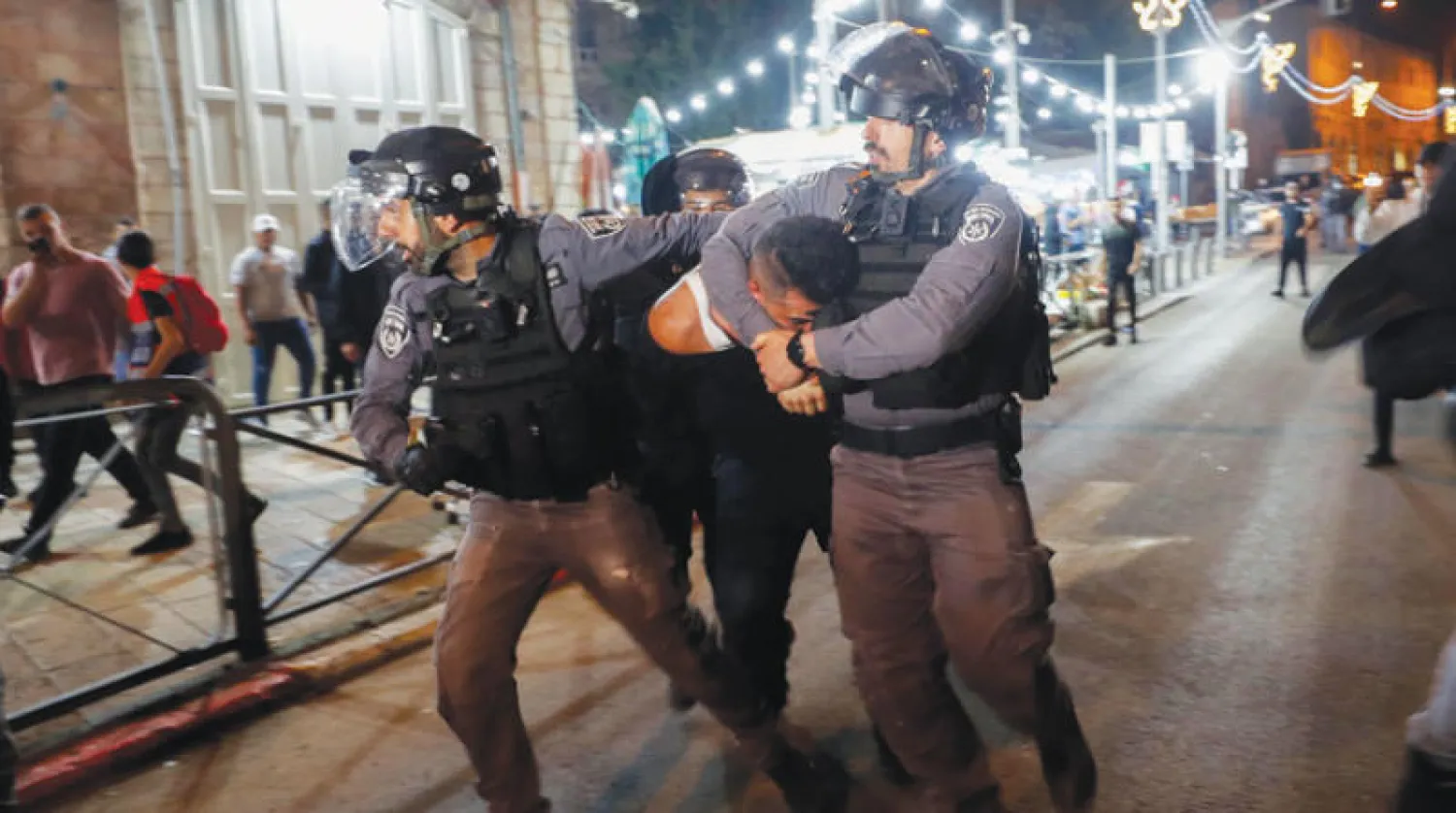 تصاعُد المواجهات بين الفلسطينيين والأمن الإسرائيلي في القدس الشرقية ليلة الأحد (إ.ب.أ)