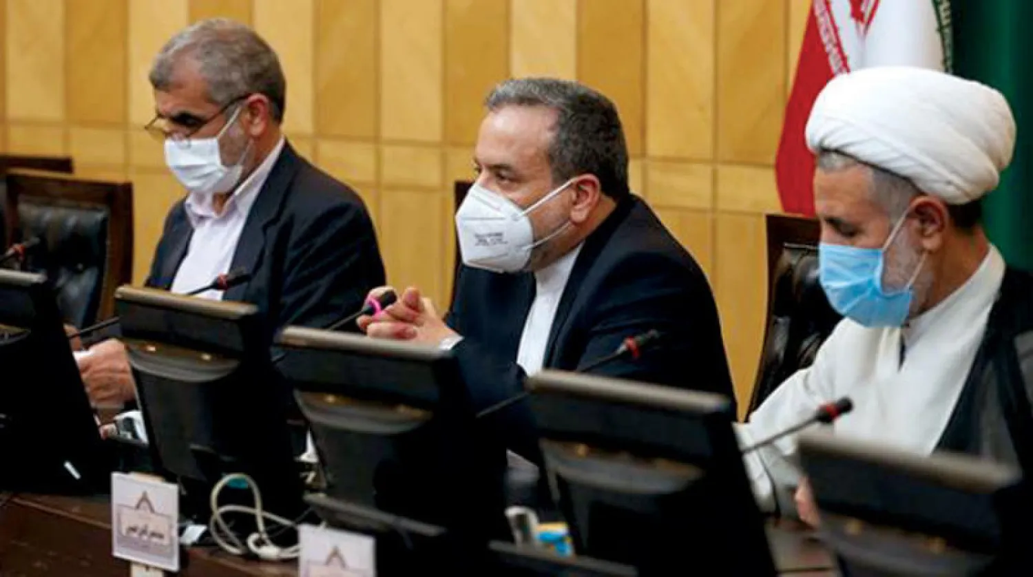 عباس عراقجي نائب وزير الخارجية الإيراني (وسط الصورة) في جلسة مع لجنة الأمن القومي في البرلمان أمس (خانه ملت)