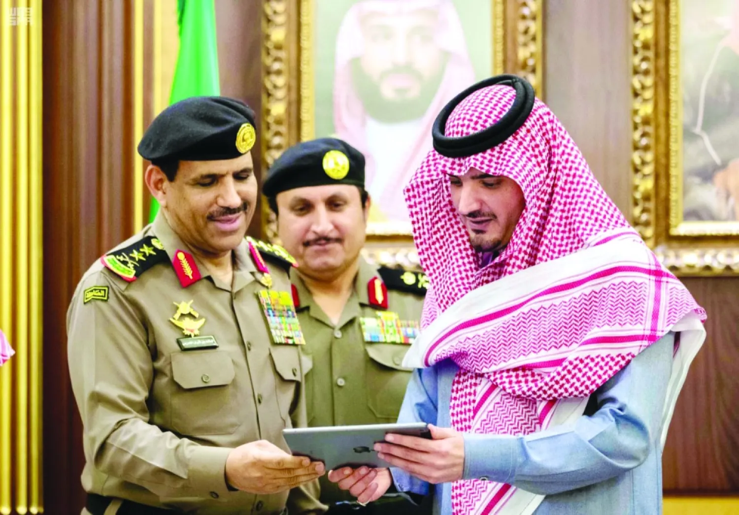 أرشيفية لوزير الداخلية السعودي ومدير الأمن العام خلال تدشين خدمات إلكترونية جديدة في منصة أبشر (واس)