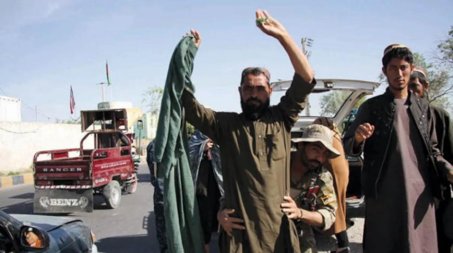 Önceki gün Herat dışındaki bir otoyol üzerindeki kontrol ve denetleme noktası. (EPA)