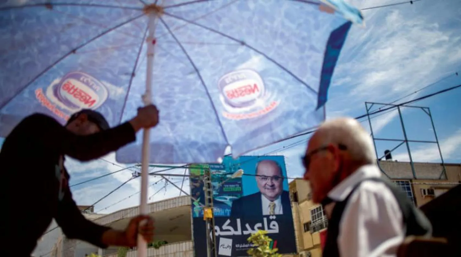 İsrail’deki Arap beldesi Tire’de Mart 2020’de yapılan seçim kampanyalarındaki Knesset üyesi Ahmed Tibi’ye ait pankart (AP)