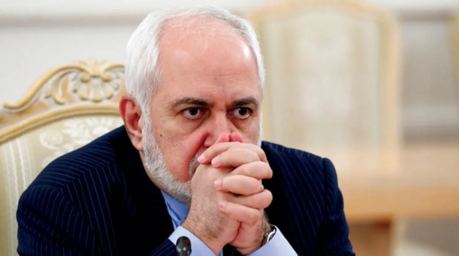 وزير الخارجية الإيراني محمد جواد ظريف يستمع إلى نظيره الروسي سيرغي لافروف خلال المحادثات في موسكو يناير الماضي (أ.ب)