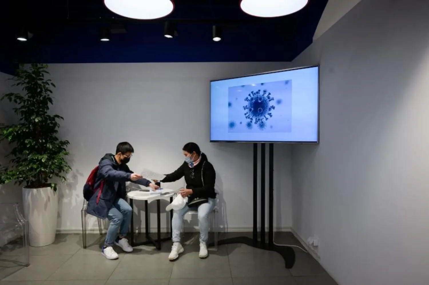 مواطنون ينتظرون دورهم في تلقي لقاح «كورونا» في موسكو (أ.ف.ب)