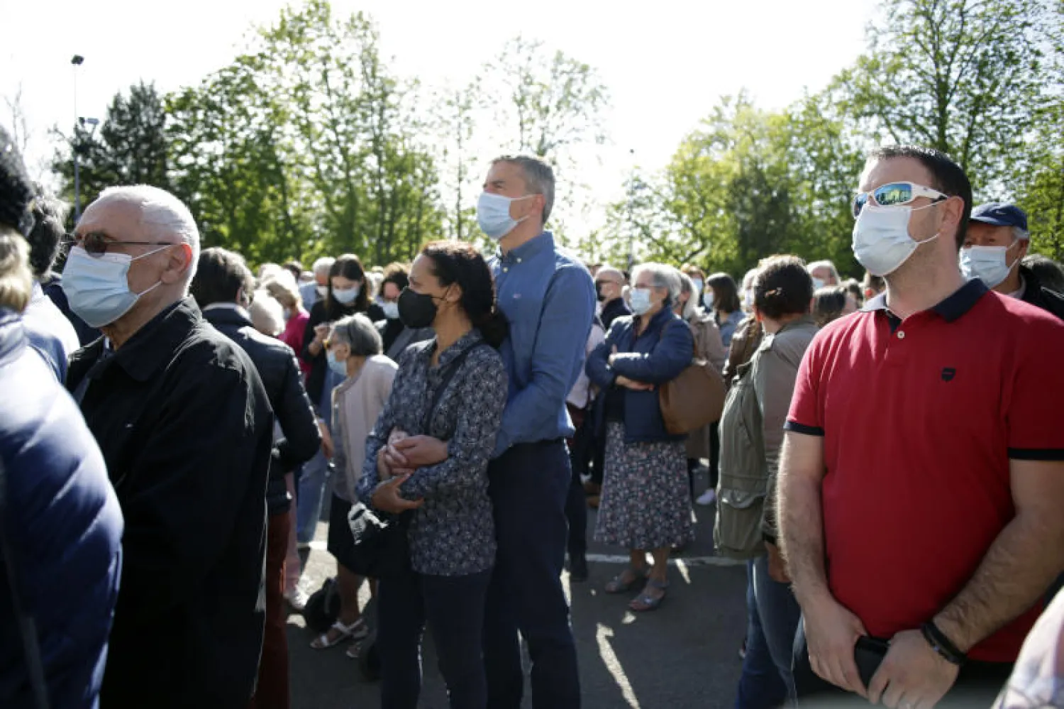 أفراد يتجمعون أمام قاعة بلدية مدينة رامبوييه لإحياء ذكرى مقتل شرطية (أ.ب)