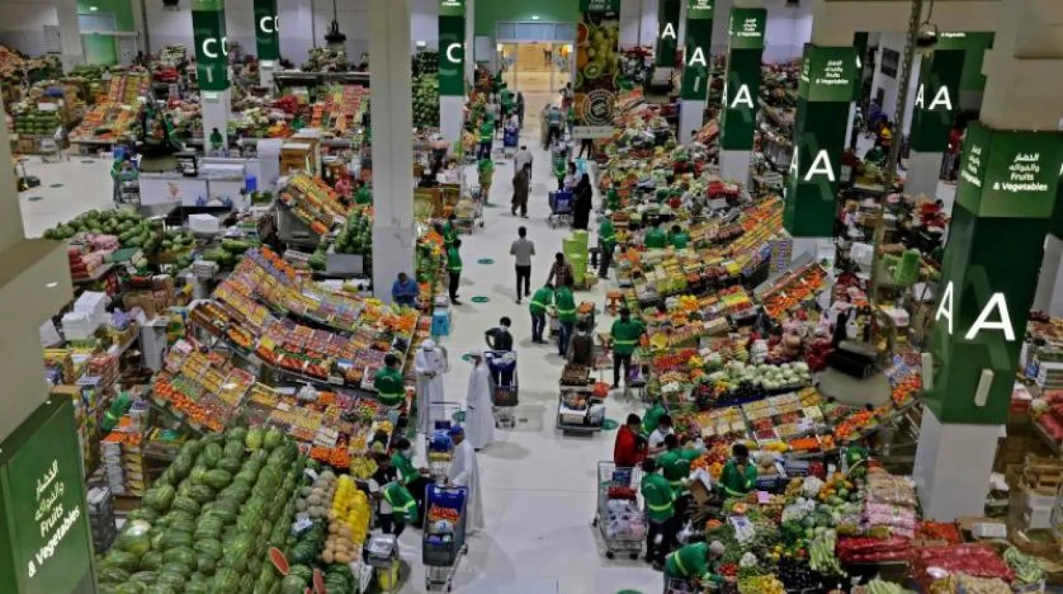 Dubai’deki alışveriş merkezlerinden birinde alışveriş yapan vatandaşlar (AFP)