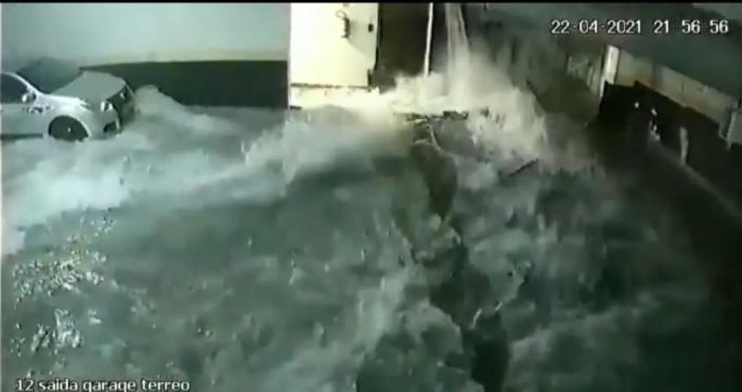 لحظة تدفق مياه المسبح في مرآب السيارات (التايمز)