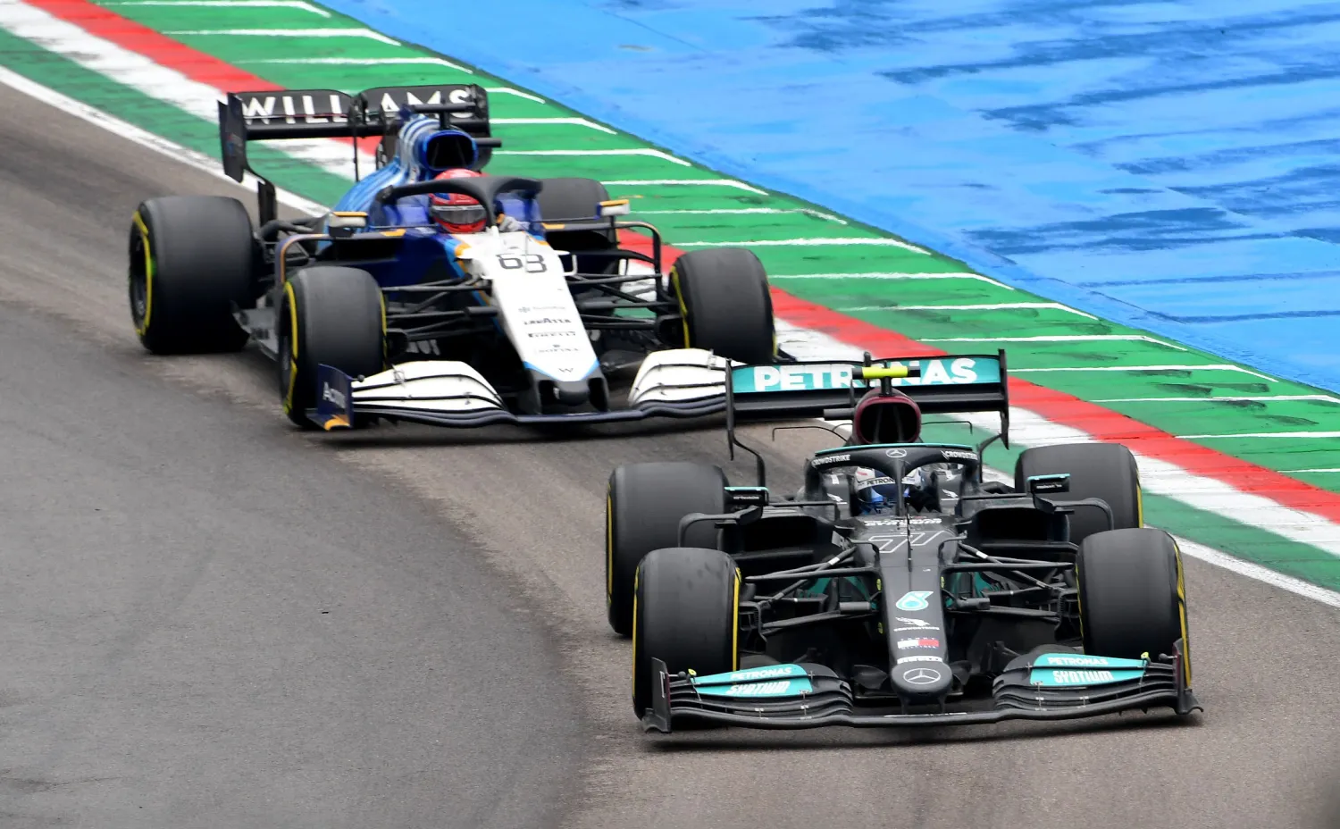 Formula One F1 - Emilia Romagna Grand Prix - Autodromo Enzo e Dino Ferrari, Imola, Italy - April 18, 2021 Mercedes' Valtteri Bottas and Williams' George Russell in action during the race REUTERS/Jennifer Lorenzini