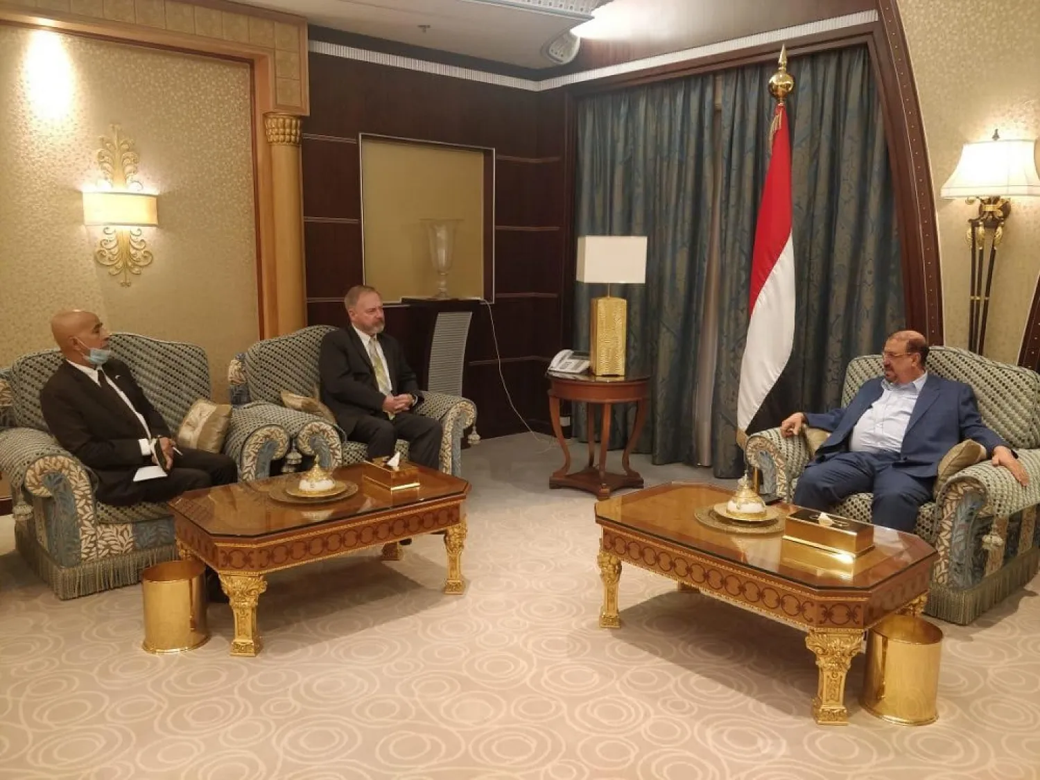 US Ambassador to Yemen Christopher Henzel (C) meeting with Yemen’s Parliament Speaker Sultan al-Burkani (R). (Saba News Agency)