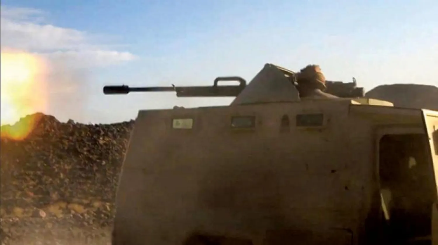 Yemen ordusu, Husilerin Marib’de düzenlediği saldırılara topçu ateşiyle karşılık verdi. (AFP)