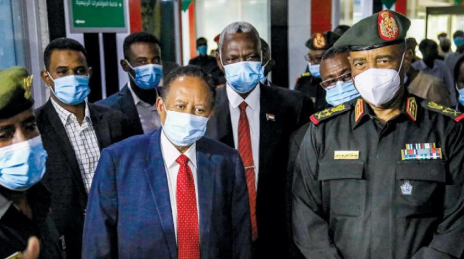 Abdulfettah el-Burhan ve Abdullah Hamduk dün Hartum’da üst düzey ordu komutanlarıyla bir aradayken (AFP)