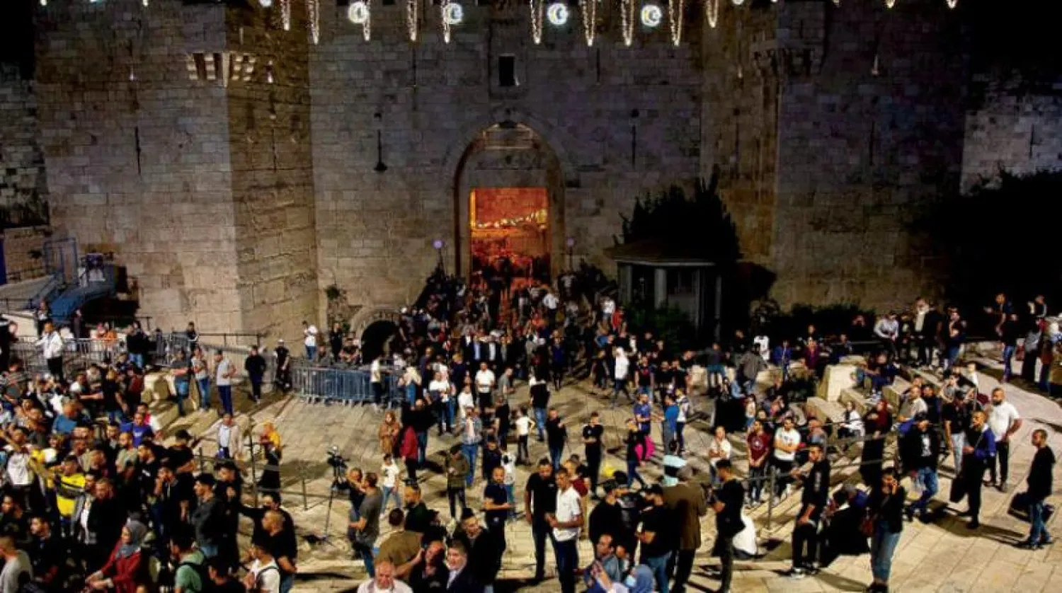 Kudüslüler Pazar akşamı Bab el-Amud Meydanındaki bariyerleri kaldırdı. (WAFA)