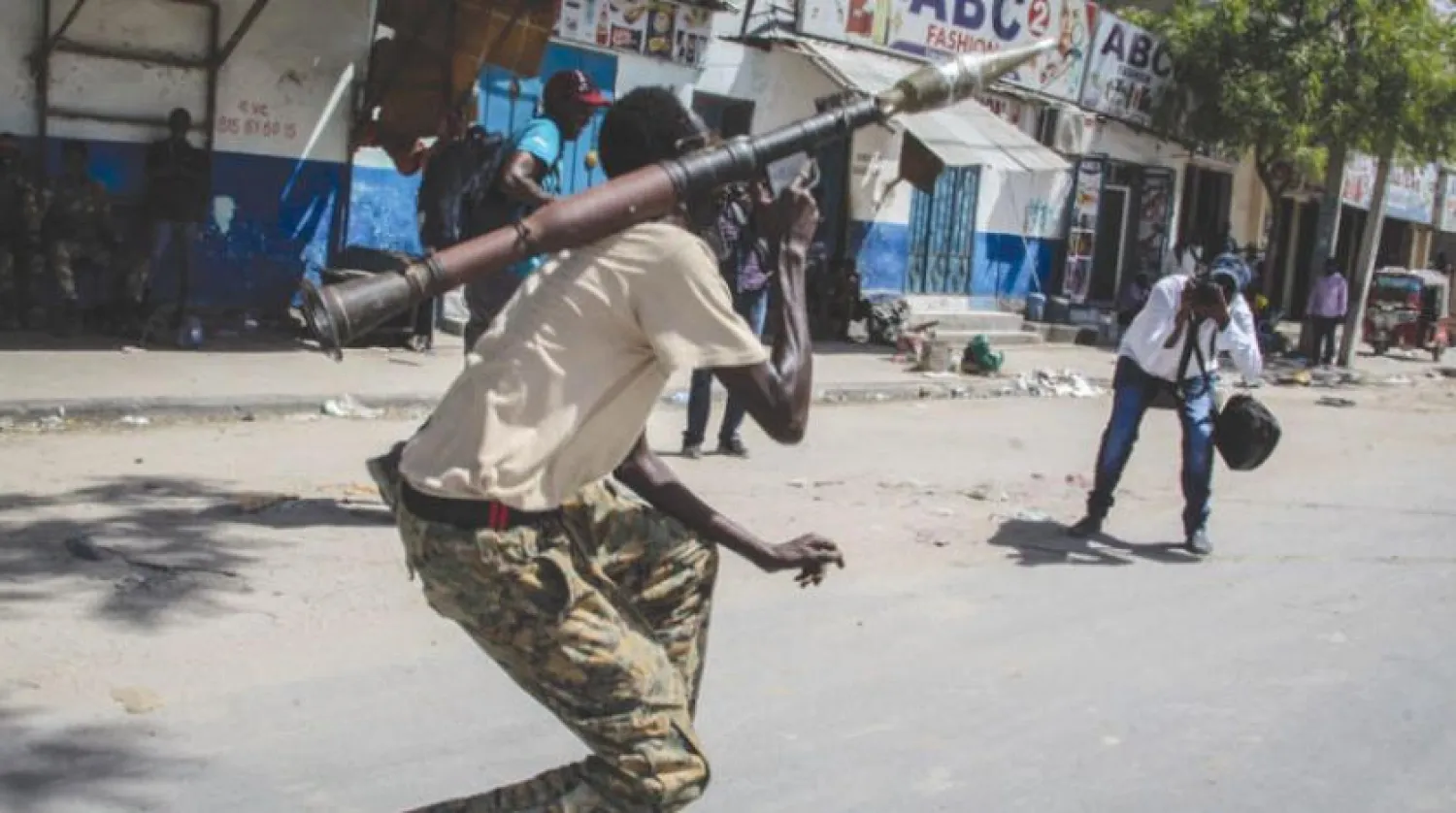 Hükümet karşıtı savaşçılar, Somali ordusu ile yaşanan çatışmanın ardından bazı mahallelerin girişine konuşlandı. (AFP)