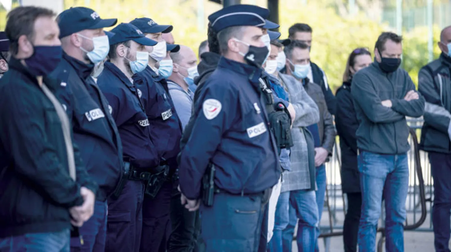 جنود وضباط الشرطة وقفوا دقيقة حداد أمس عند مدخل مراكزهم في شتى أنحاء فرنسا تكريما لزميلتهم (أ.ب)