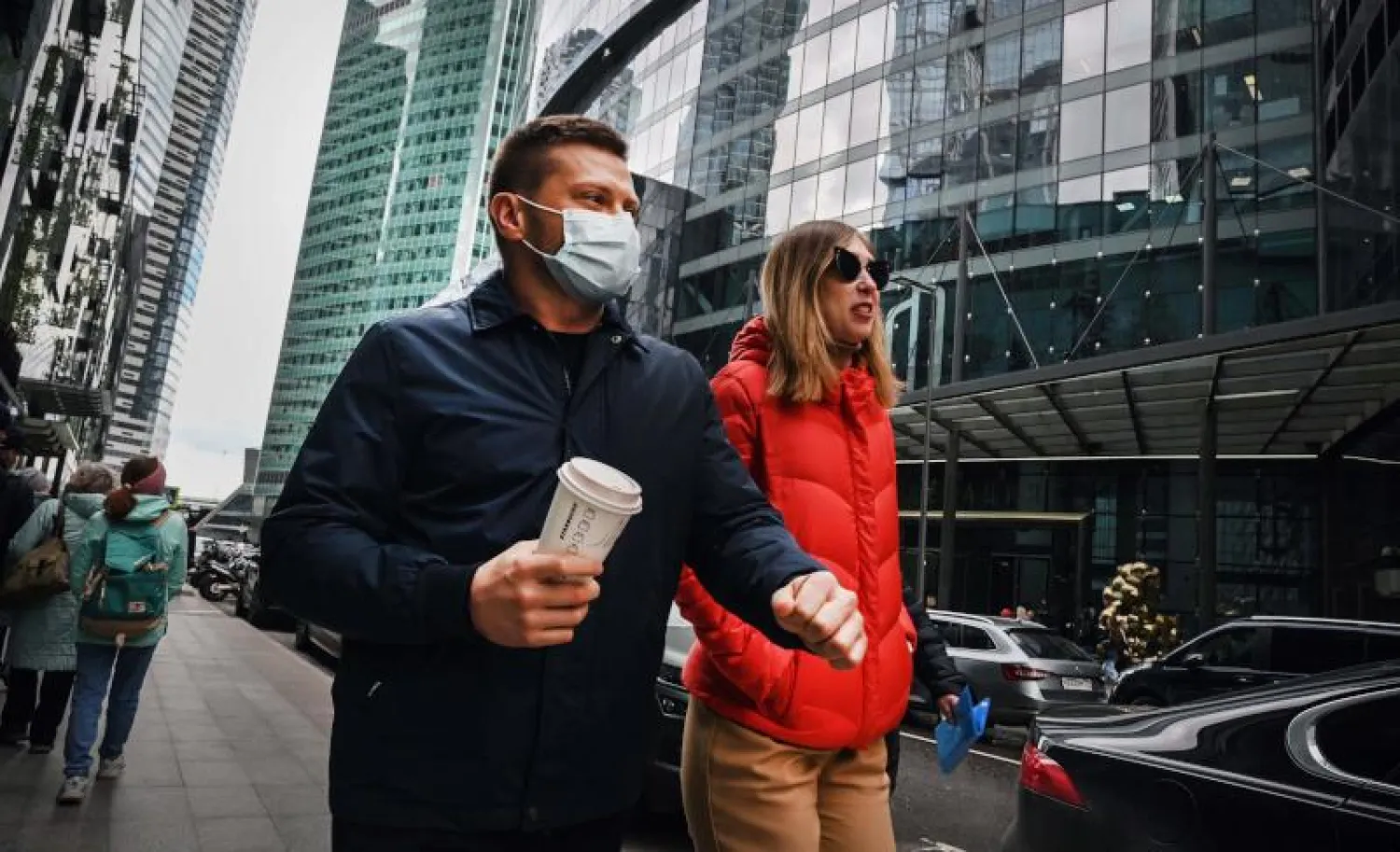 مارة يسيرون في مركز الأعمال الدولي بموسكو (أ.ف.ب)