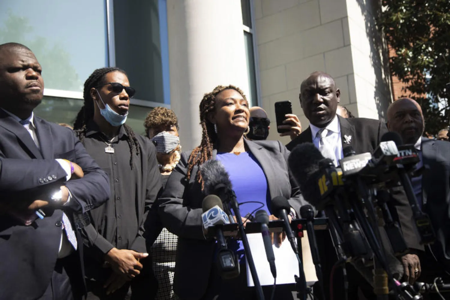 المحامية شانتل تشيري-لاسيتر عضو فريق المحامين الخاص بعائلة أندرو براون تتحدث خارج مبنى السلامة العامة بمدينة إليزابيث (أ.ب)