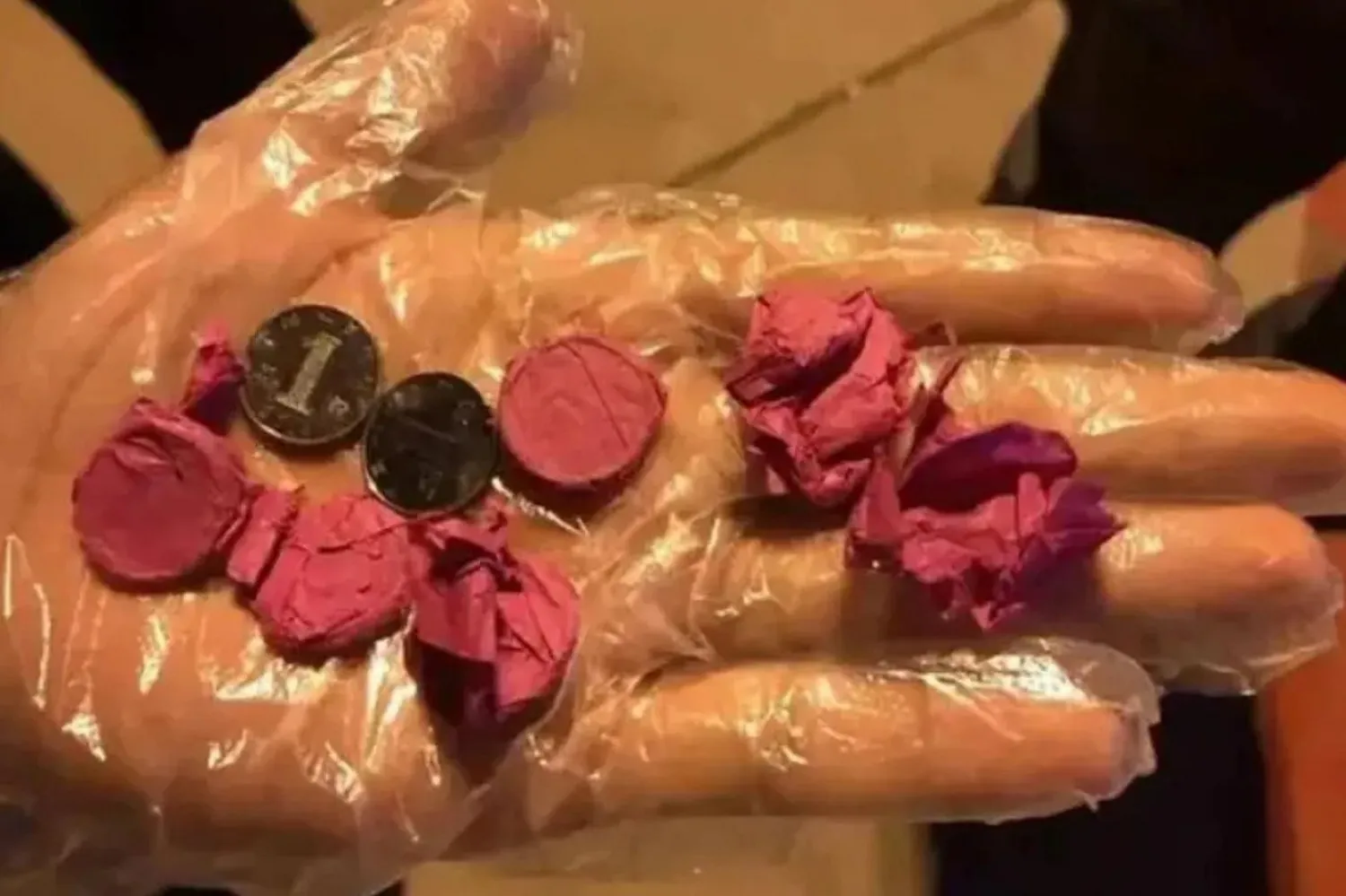 Uçağın motorları çalıştırılmadan madeni paraların tespit edilmesiyle büyük bir facianın önüne geçildi (Guangşi Beibu Gulf Havayolları / Weibo)