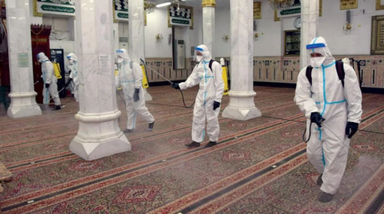 Dezenfekte yapmakla görevli çalışanlar büyük camileri sterilize etmeye devam ediyor (Facebook)