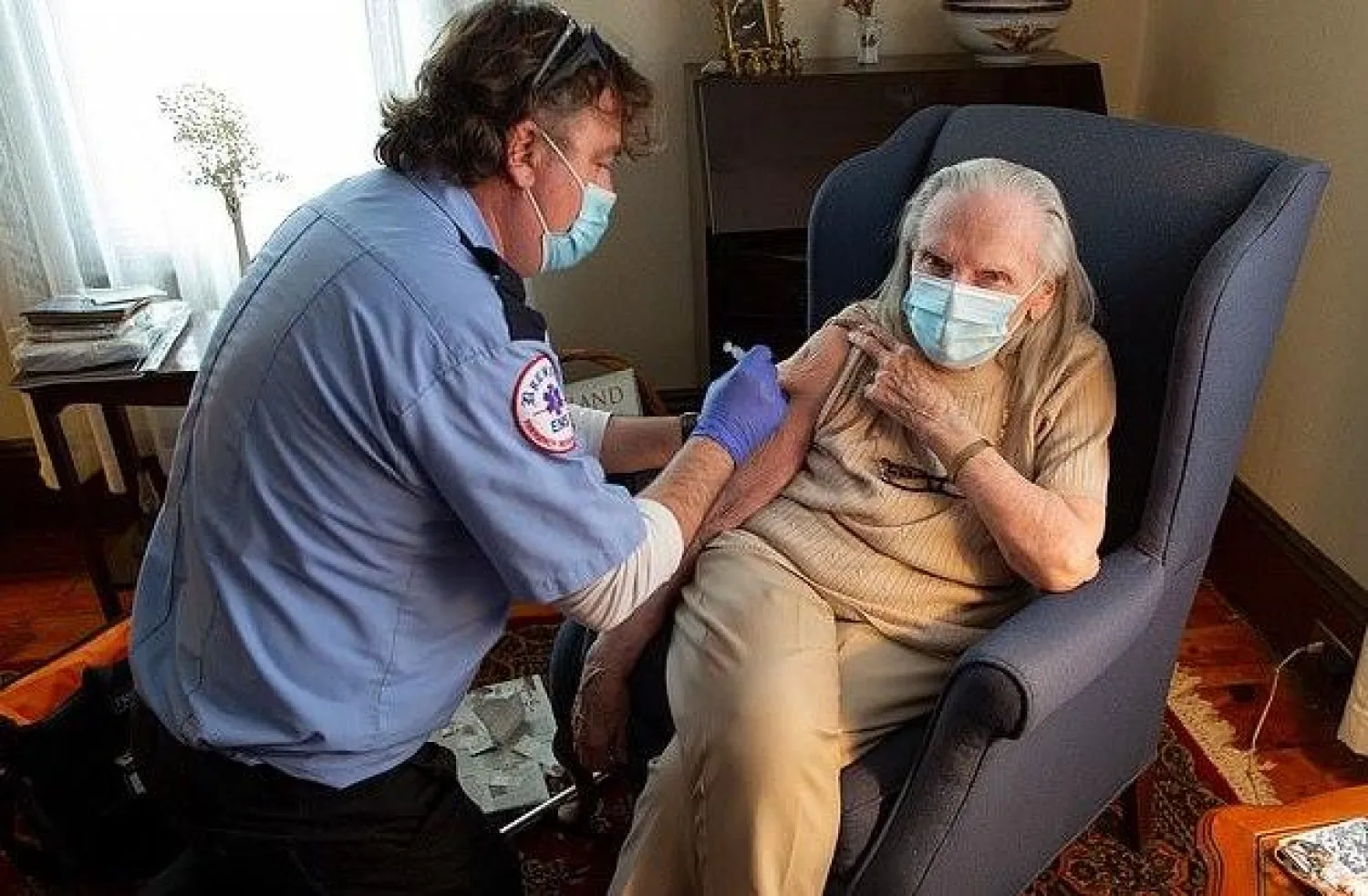 سيدة مسنة تتلقى لقاح «كورونا» بأميركا (إ.ب.أ)