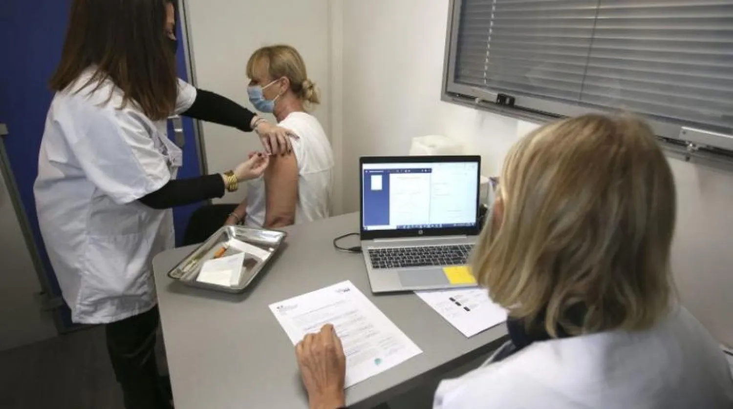 Fransa’da Kovid-19’a karşı aşısı olan bir kadın (AFP)