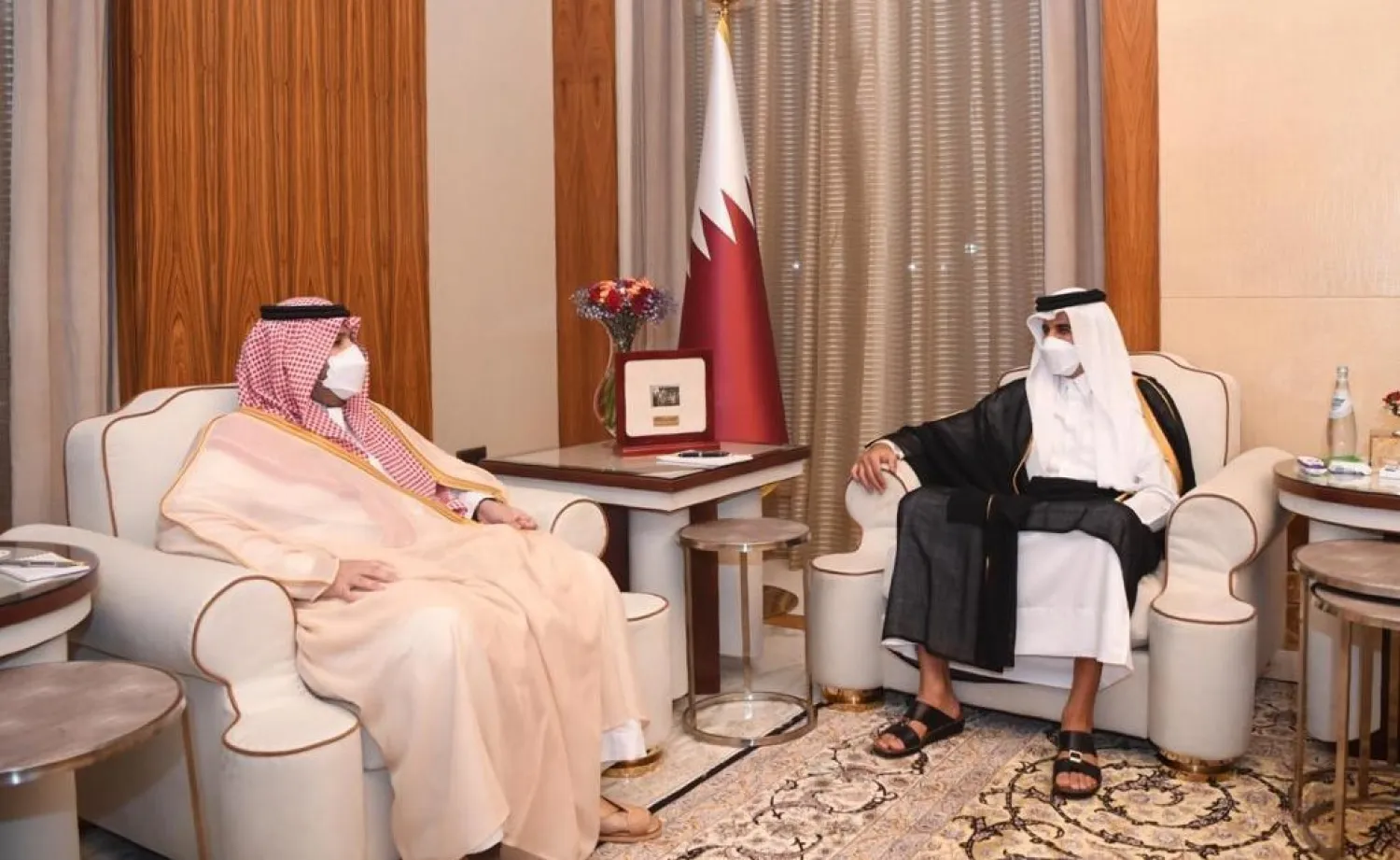 الشيخ تميم بن حمد آل ثاني لدى استقباله الأمير تركي بن محمد بن فهد في قصر البحر بالدوحة (واس)