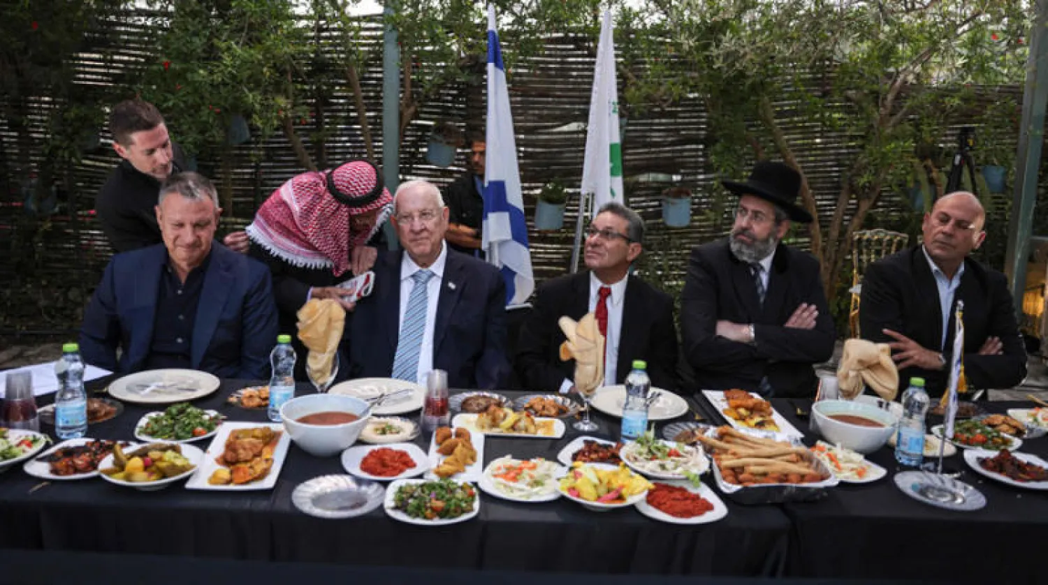 إفطار رمضاني أقامه سليم جبر رئيس بلدية أبو غوش شمال القدس بحضور الرئيس الإسرائيلي ورجال دين وسفراء مصر والأردن والإمارات (أ.ف.ب)