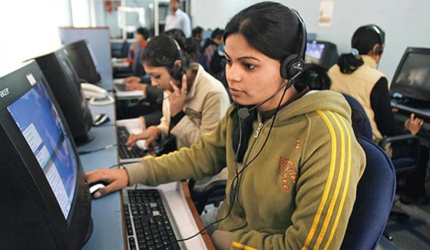 تكسب النساء في جميع أنحاء العالم 77 سنتاً فقط مقابل كل دولار يجنيه الرجال (رويترز)