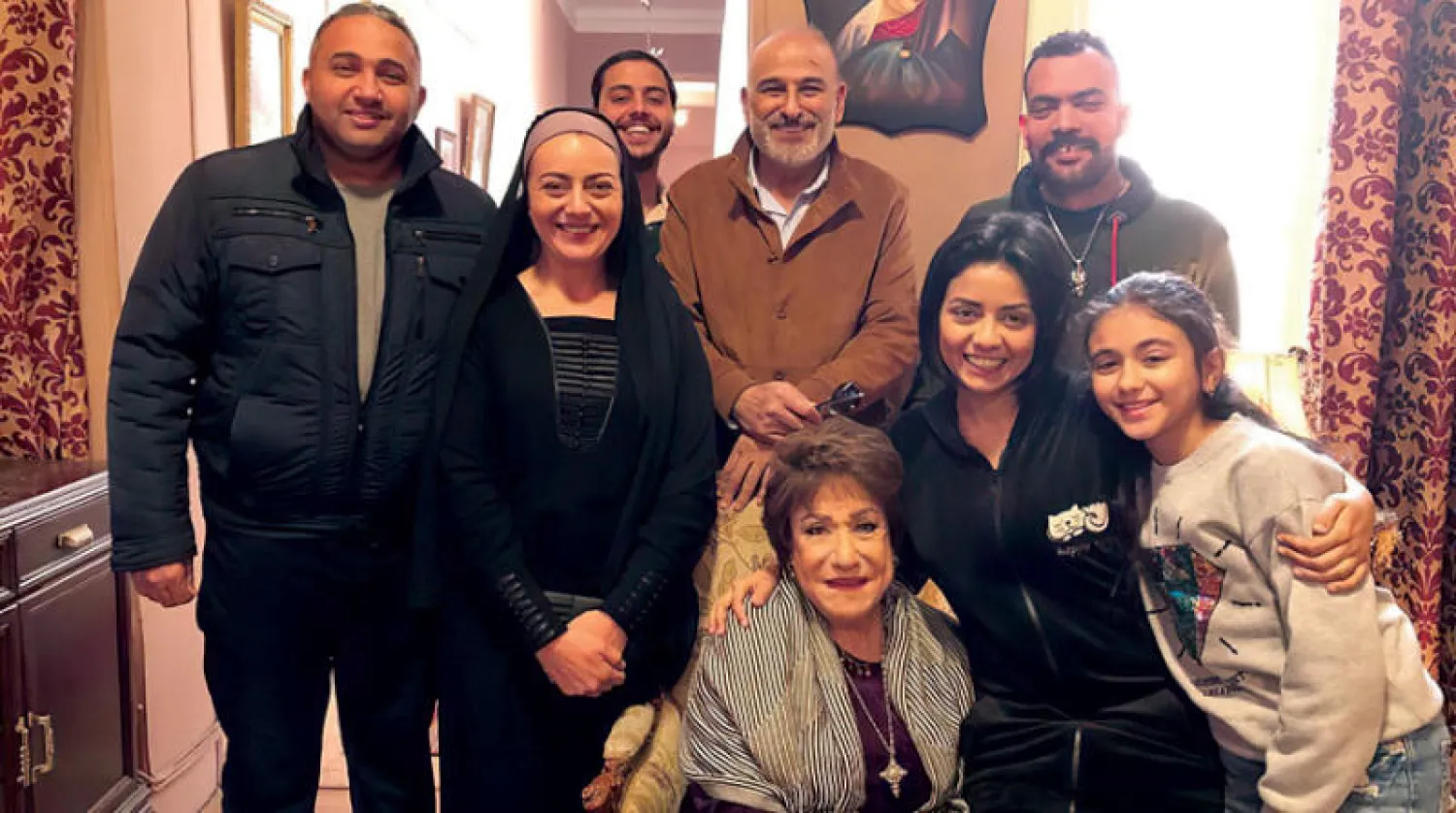 الصايغ في لقطة جماعية مع فريق عمل المسلسل