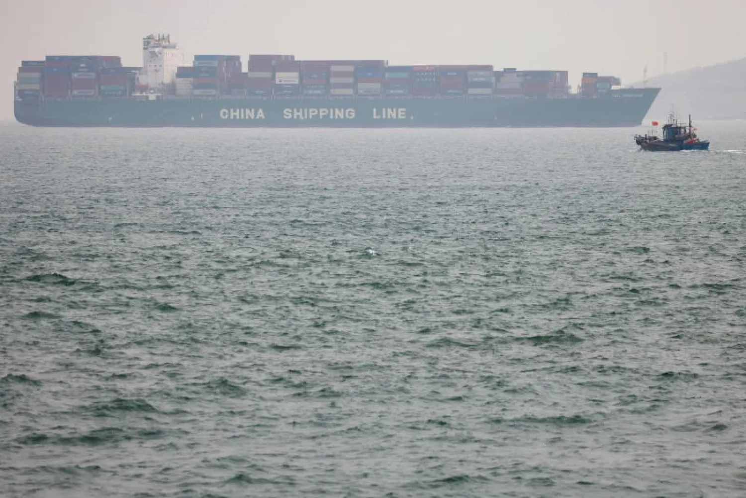 ناقلة النفط المعطوبة بالقرب من مدينة تشينغداو الساحلية الصينية (رويترز)