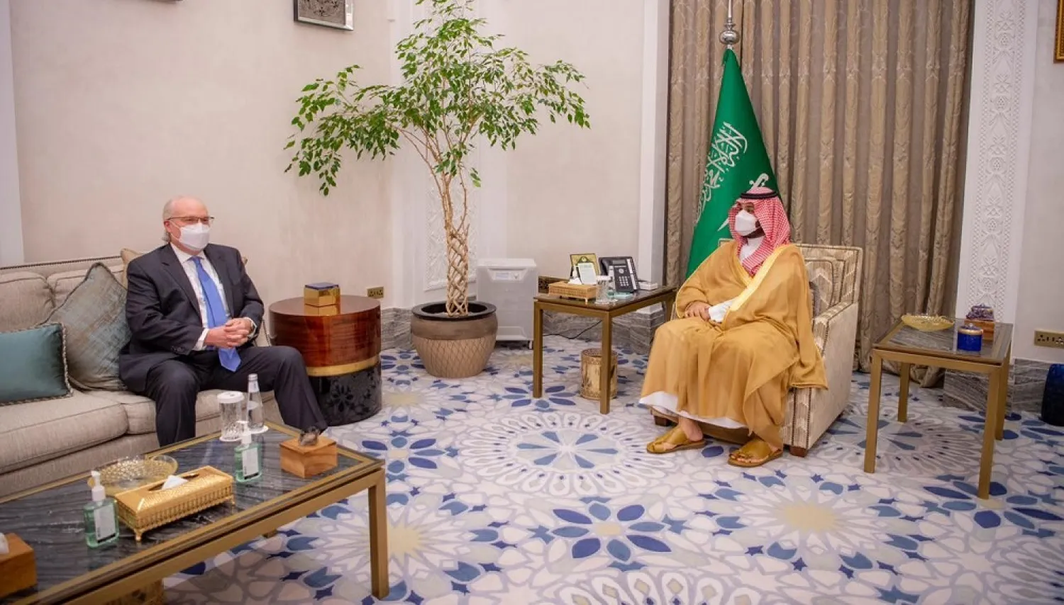 Crown Prince Mohammed bin Salman meets with US envoy to Yemen Tim Lenderking. (SPA)