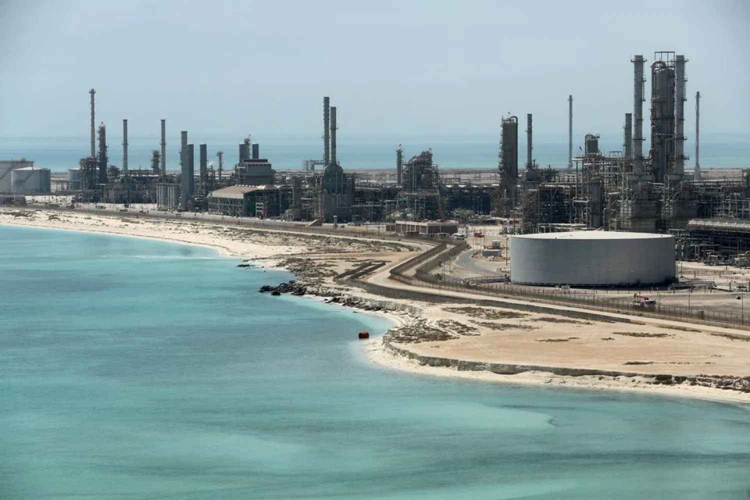 General view of Saudi Aramco's Ras Tanura oil refinery and oil terminal in Saudi Arabia May 21, 2018. REUTERS/Ahmed Jadallah/File Photo