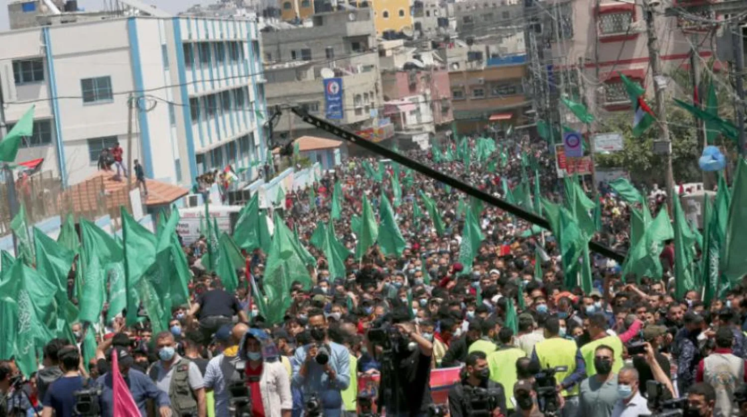 Hamas taraftarları, seçimlerin ertelenmesini prostesto eden Filistinlilerin düzenlediği protestolara katıldılar. (AP)