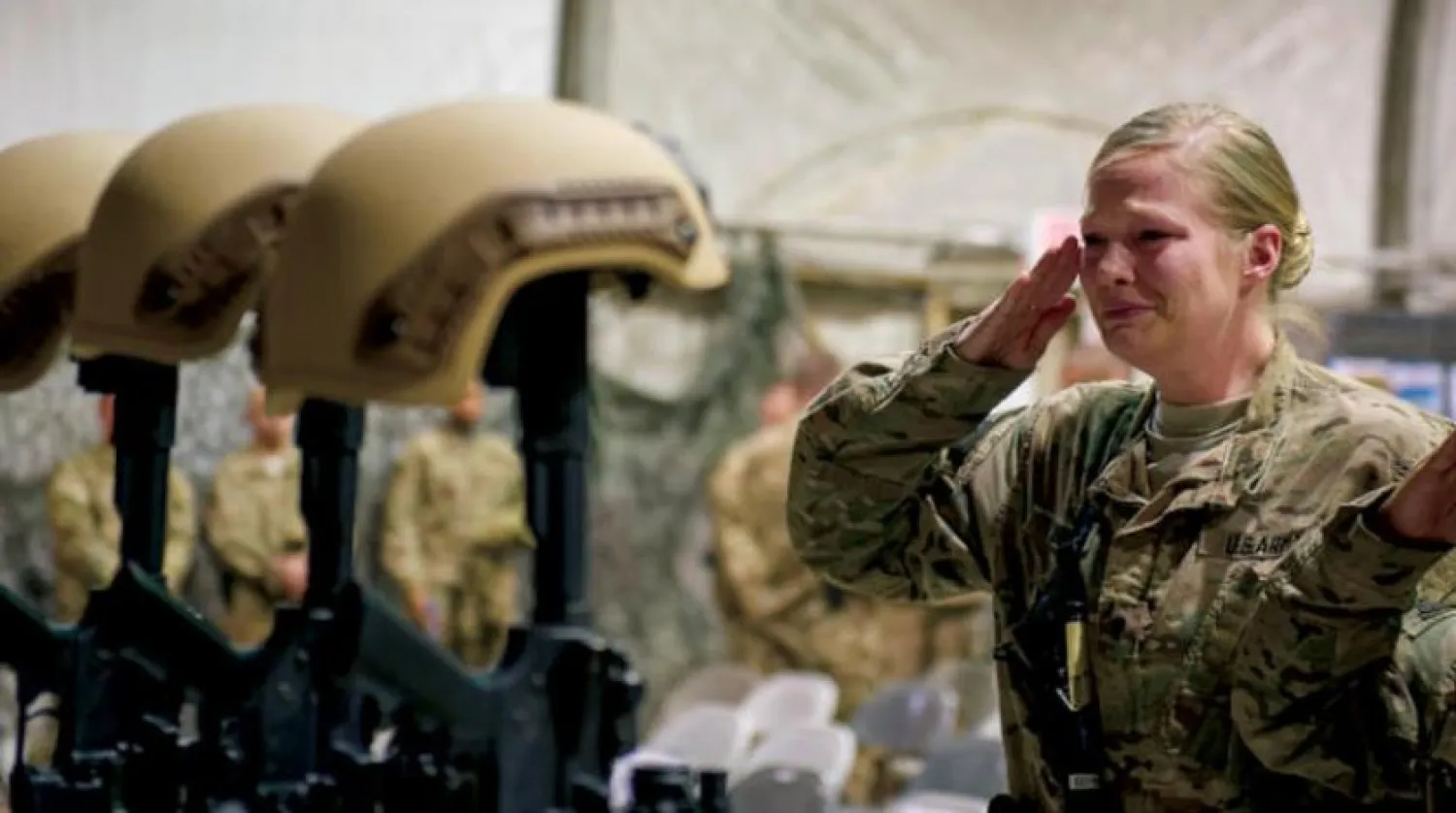 ABD’li bir kasın asker, Afganistan’da hayatını kaybeden arkadaşını selamlıyor (AP)