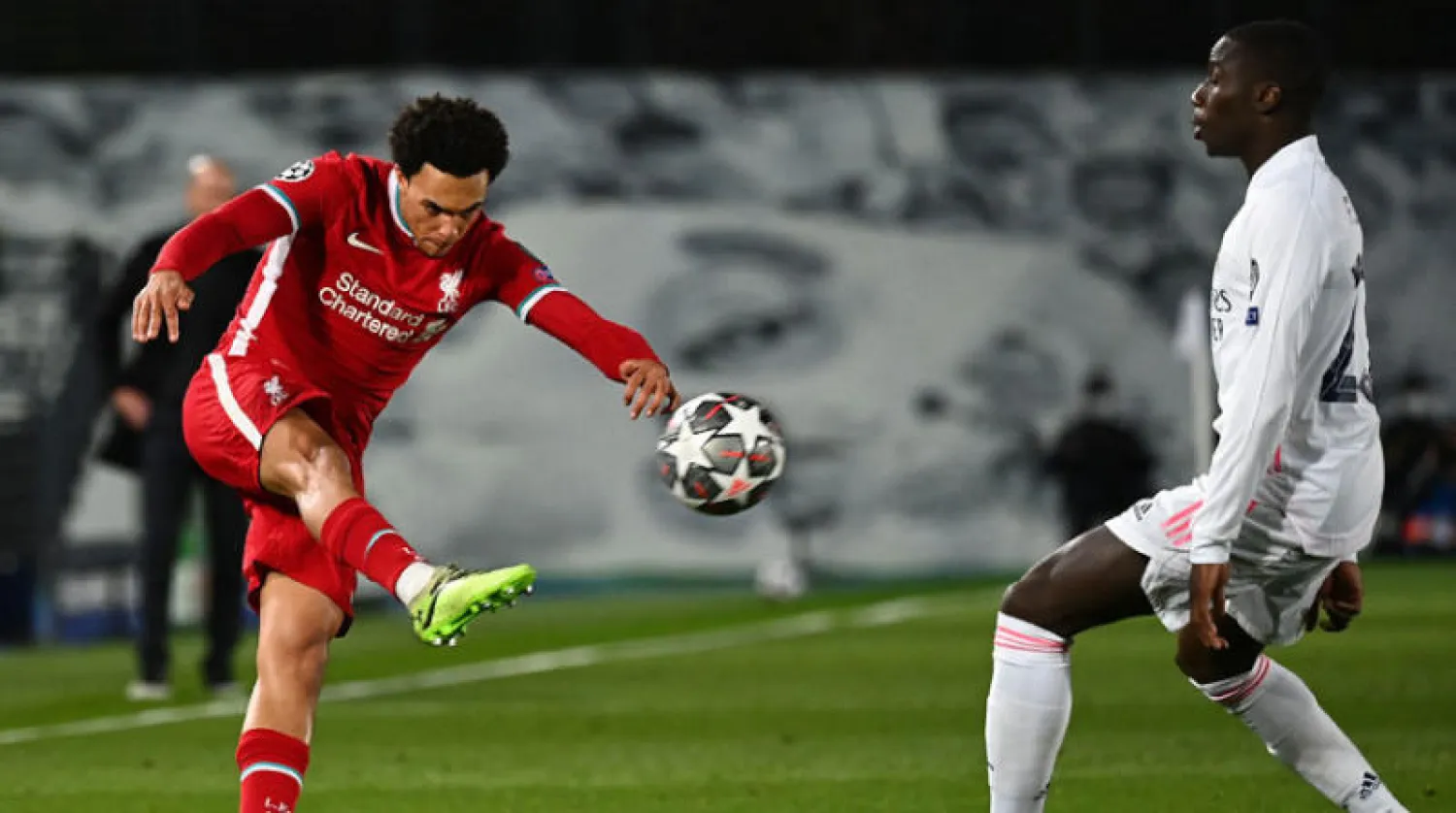 المدافع ألكسندر أرنولد يؤدي واجبه الهجومي أمام ريال مدريد في دوري الأبطال (أ.ف.ب)