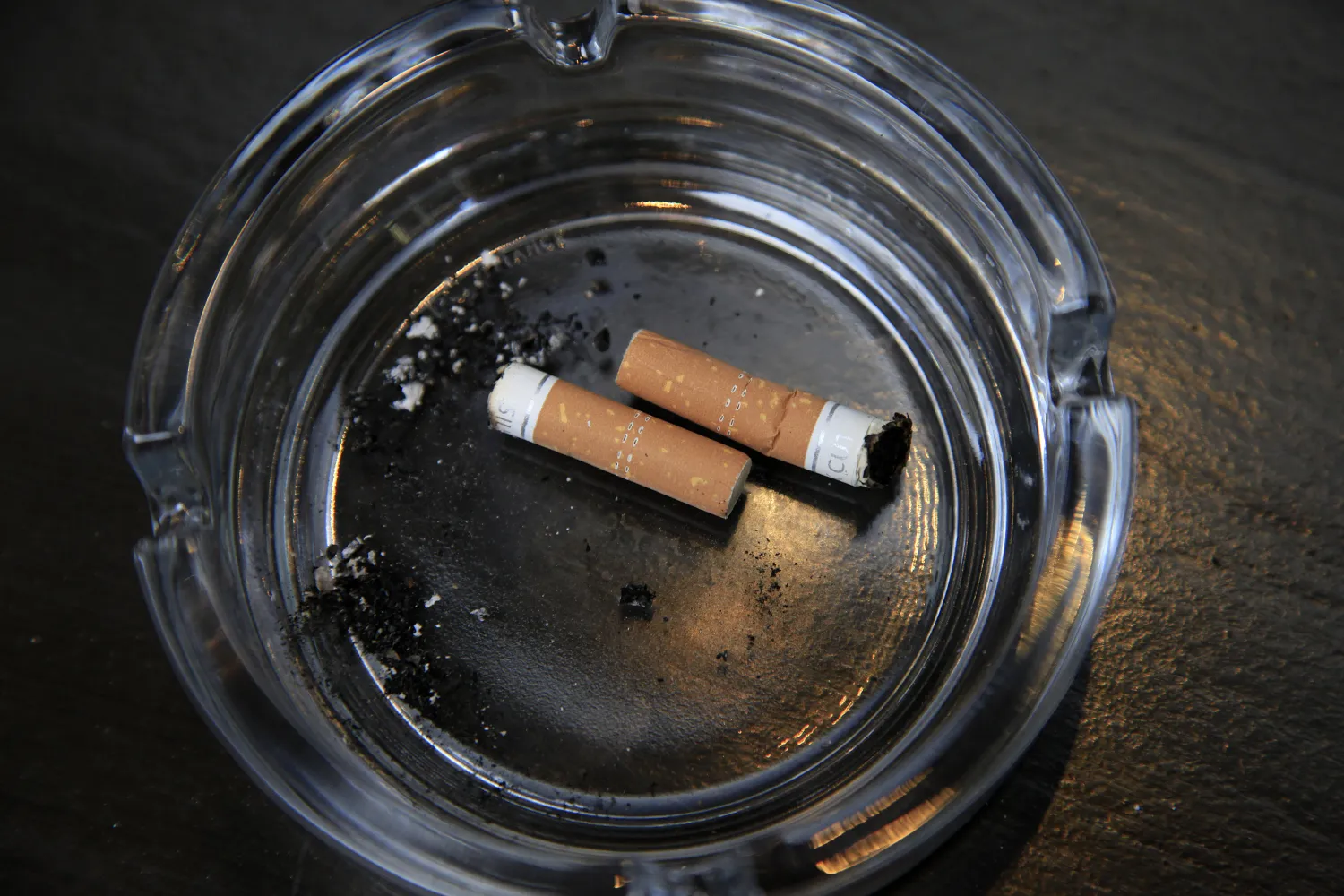 An ashtray with cigarette butts. REUTERS/Stefan Wermuth